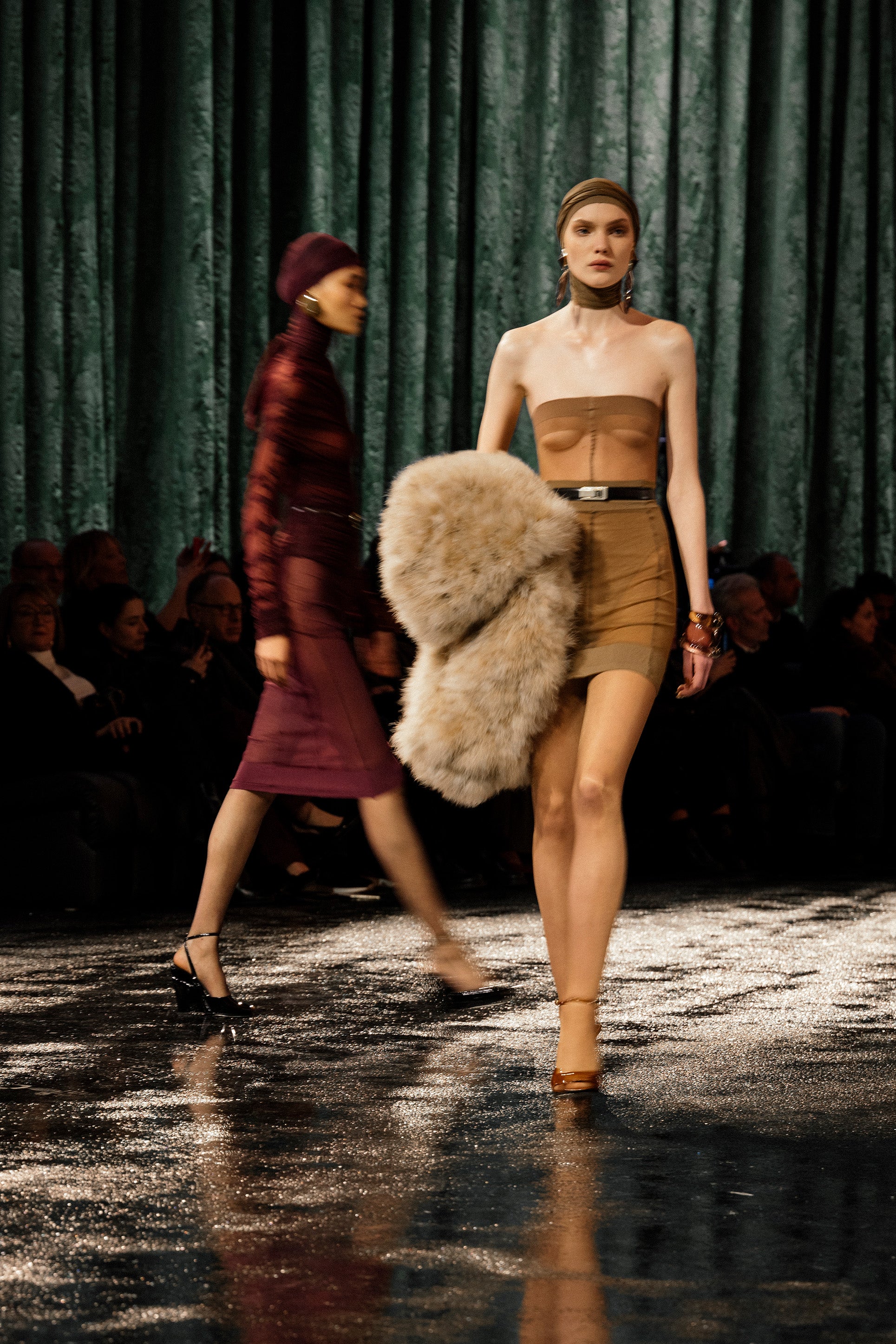 Saint Laurent podzim – zima 2024: Hrdou nahotu a lehkost hedvábného šifonu obdivovala i Monica Bellucci nebo Kate Moss 