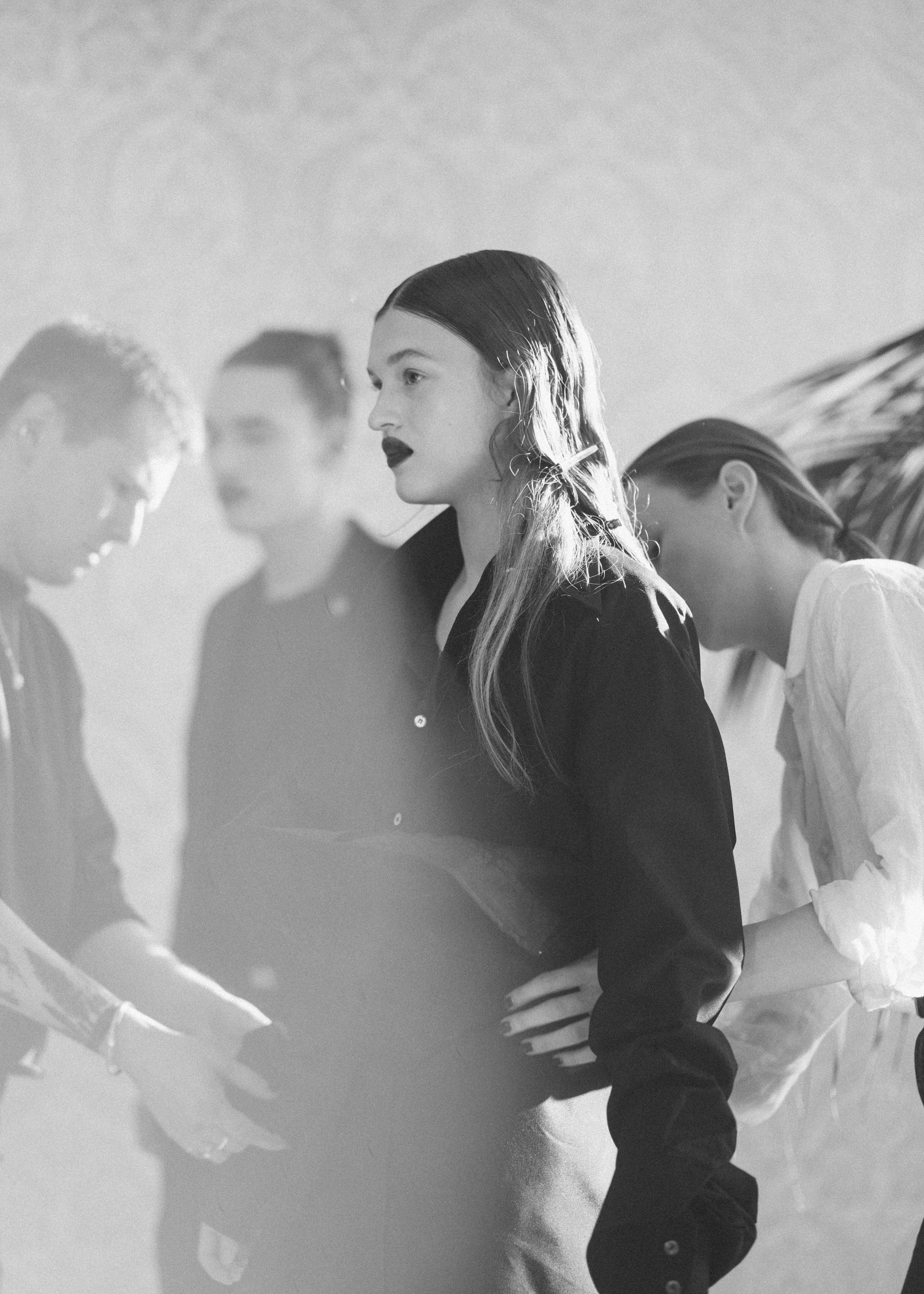 #VogueVerdict: Když drží celek pohromadě, má nadměrná stylizace smysl, dokázala přehlídka Sure Curated  