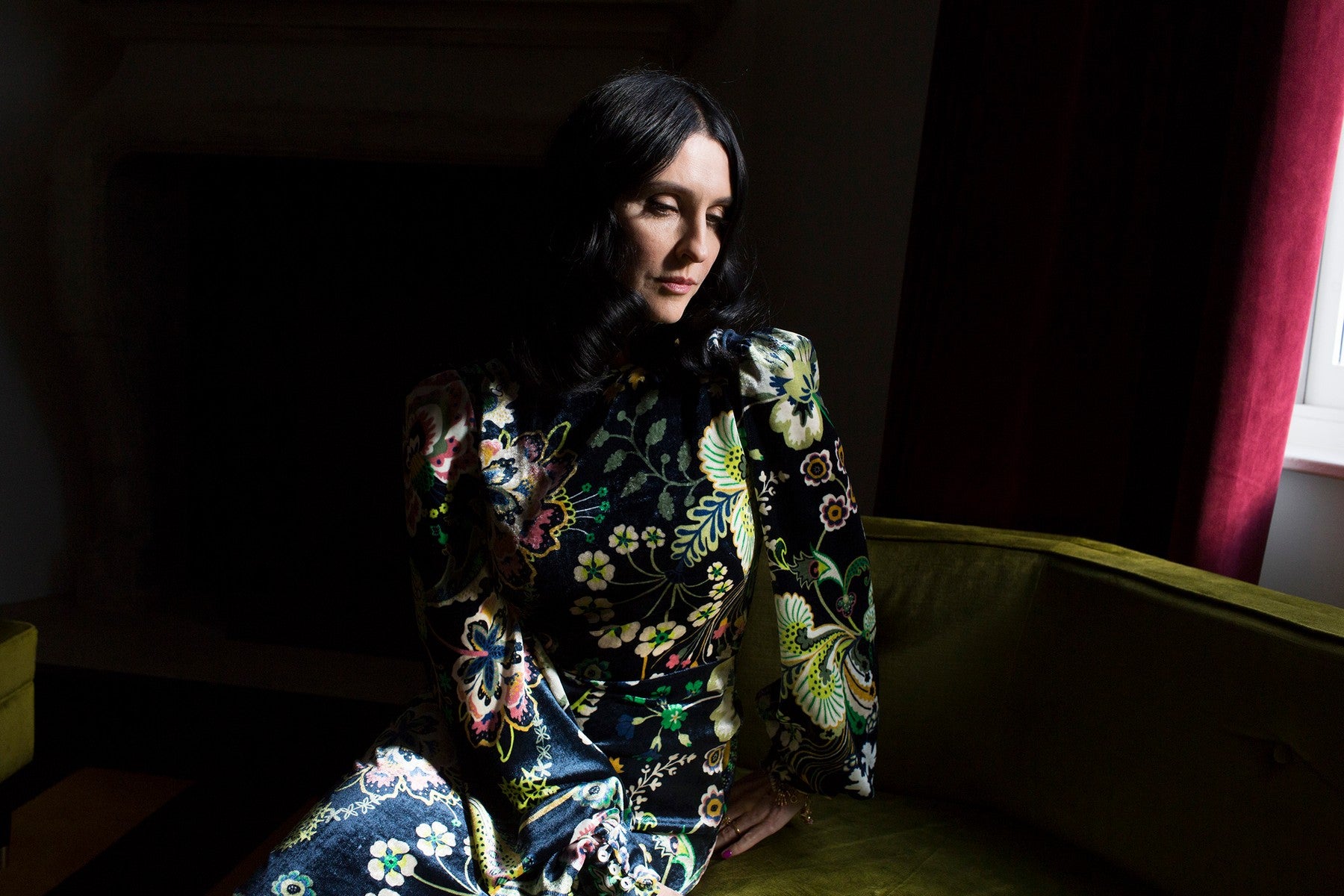 Susie Cave v šatech své značky The Vampire's Wife