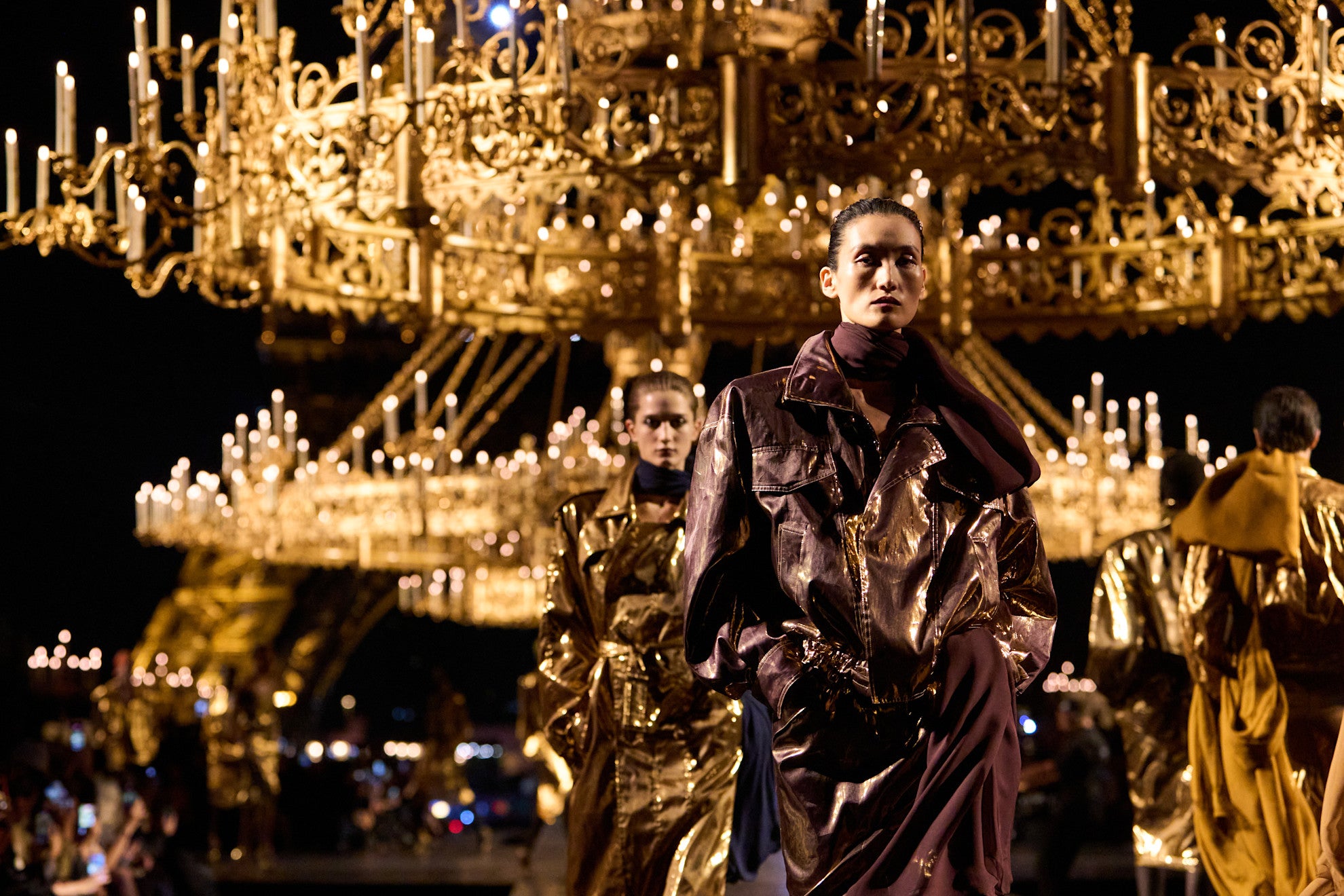 Opulentní zlaté finále Anthonyho Vaccarella na show Saint Laurent jaro–léto 2027