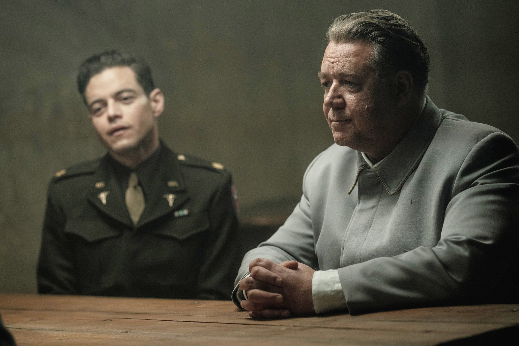 Rami Malek a Russell Crowe ve filmu Norimberk (2025)