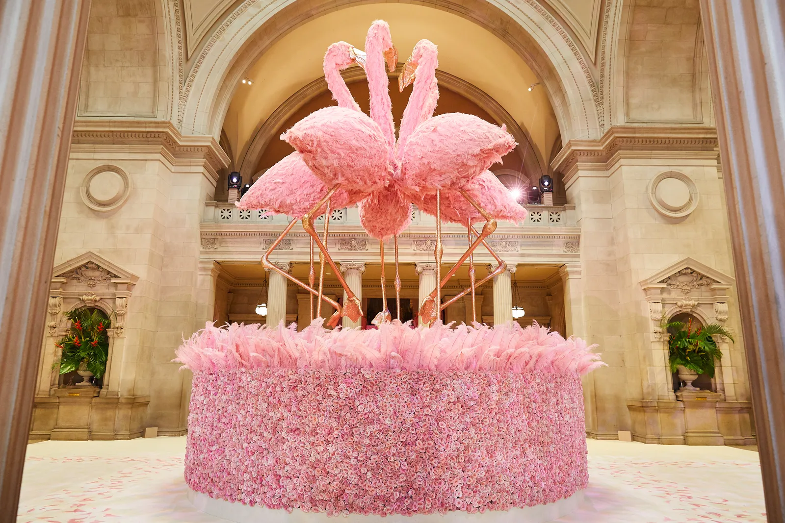 „Camp je o přehánění,“ řekl Raul Ávila o své výzdobě pro Met Gala 2019. Zde je ústřední plameňák ve Velkém sále muzea, jehož základ tvoří 30 000 květin