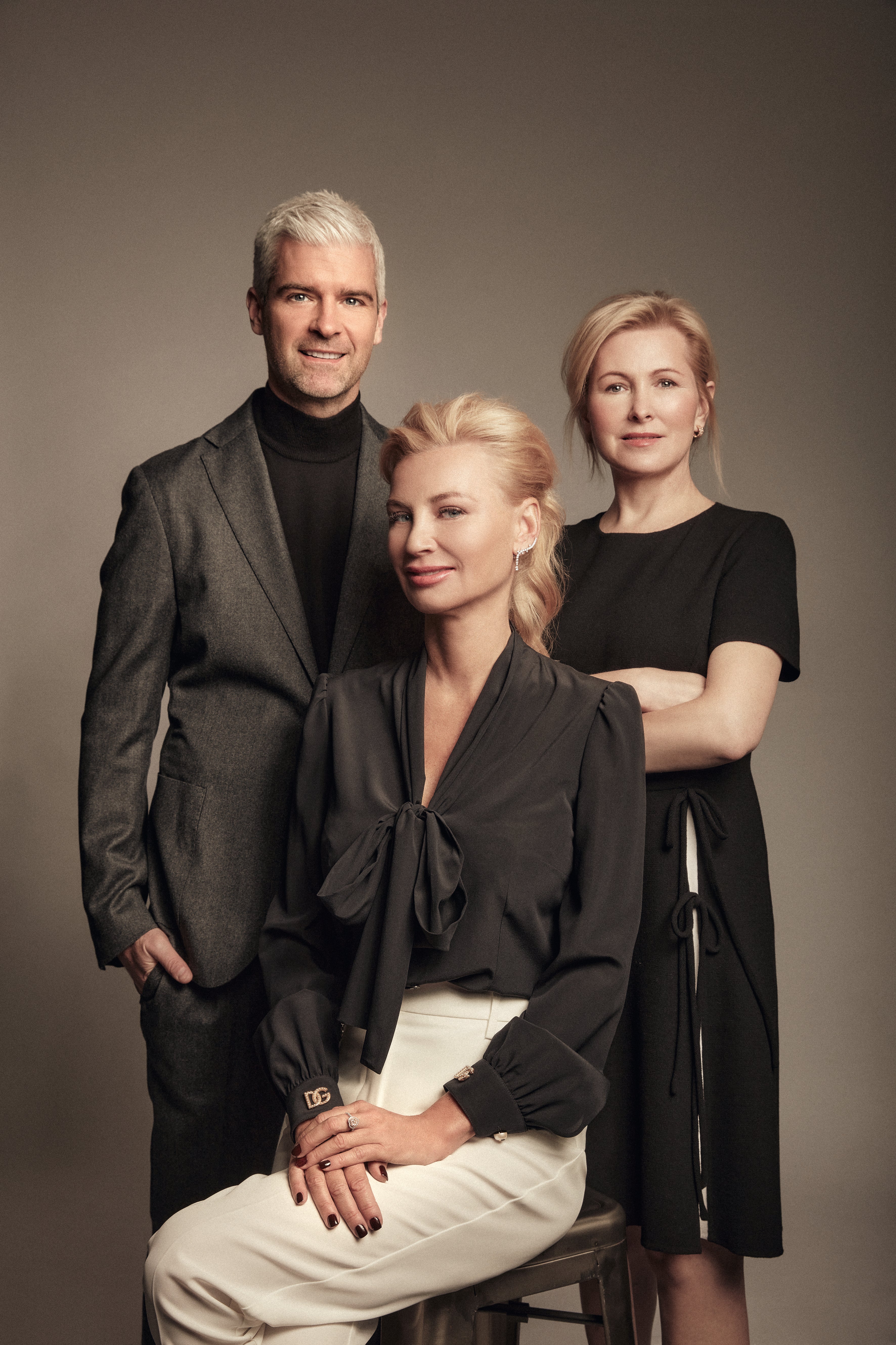 Majitelka Klinik YES VISAGE Lucie Libovická, cévní chirurg a medicínský ředitel doc. MUDr. Peter Baláž, Ph.D., FEBS, MHA, a vedoucí lékařka plastické chirurgie MUDr. Andrea Musilová