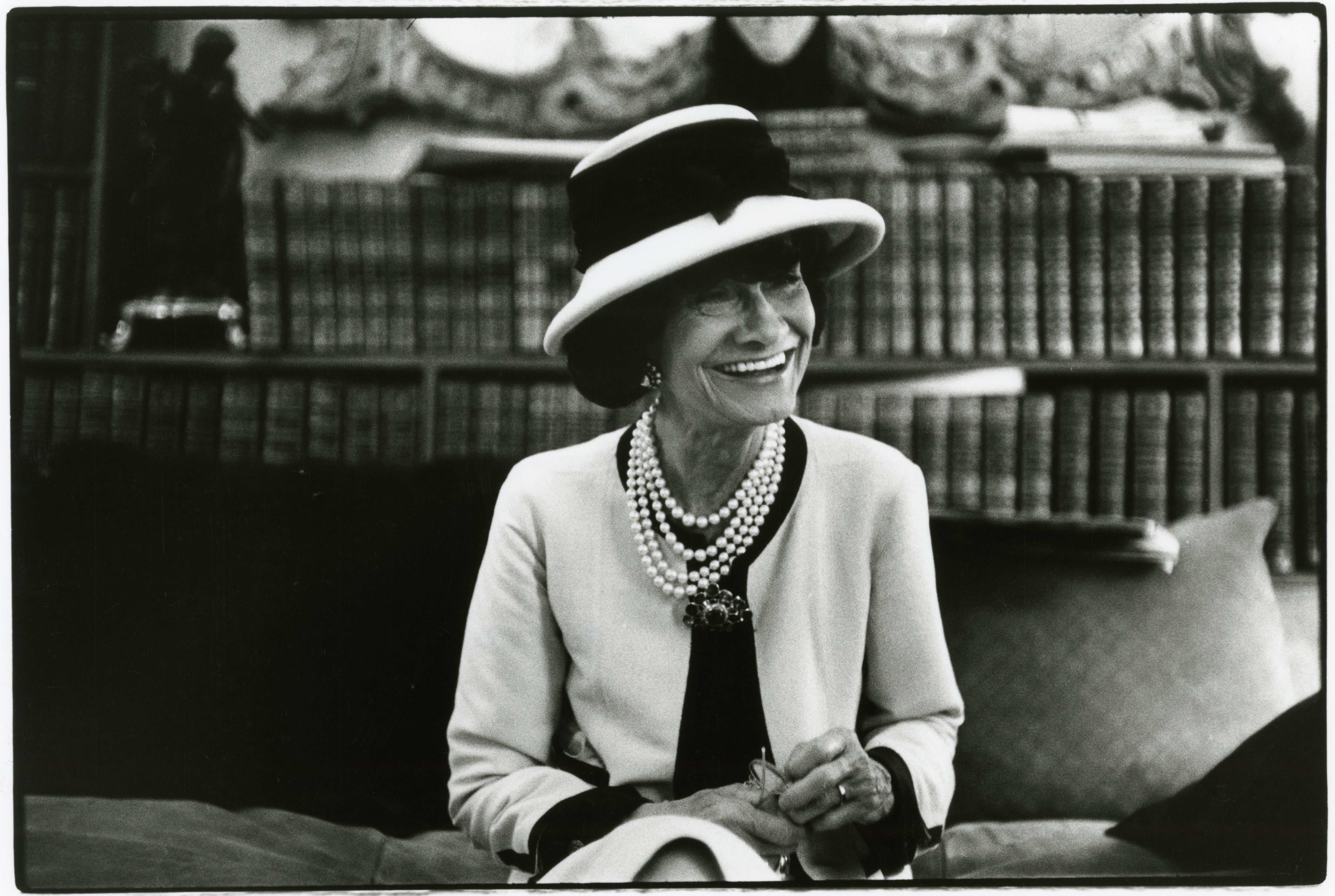 Drsná slečna Chanel v číslech