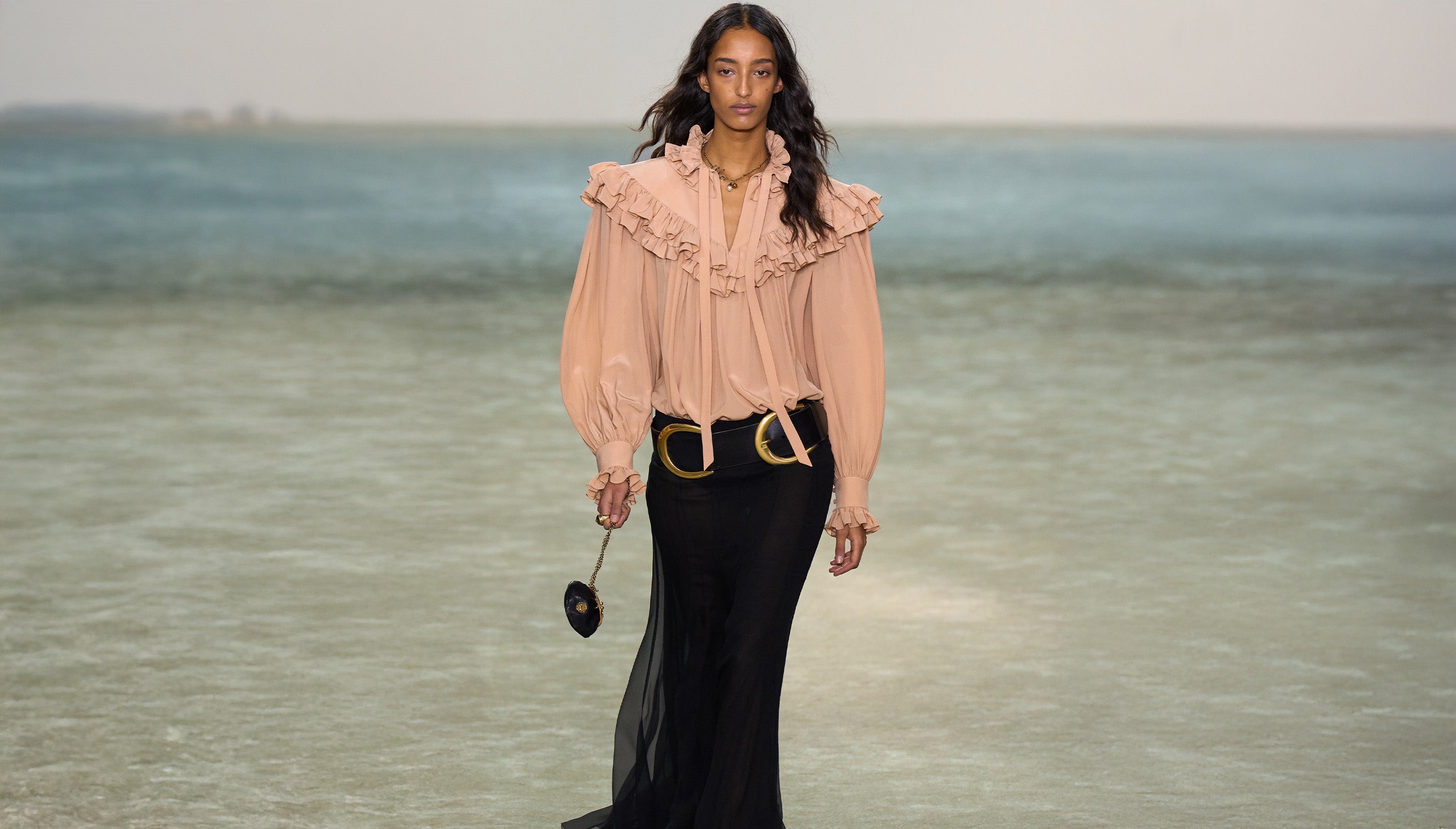 Je čas na návrat extra širokých pásků