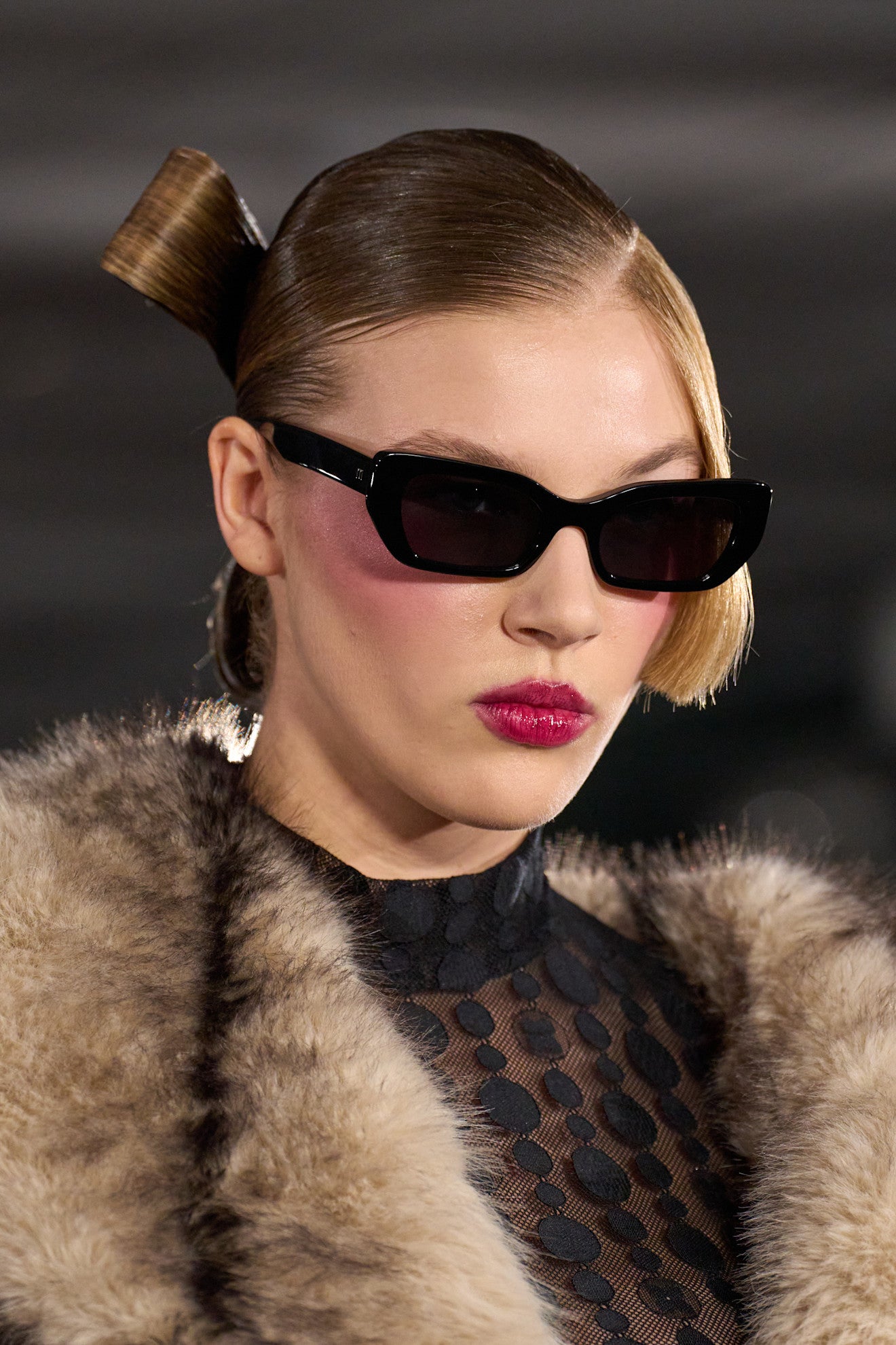 Od gotiky po modré stíny. New York Fashion Week odhalil beauty trendy pro sezonu podzim–zima 2026/2027