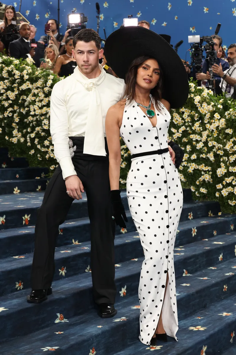 Met Gala 2025: Nick Jonas v modelu Bianca Saunders a Priyanka Chopra v šatech Balmain ve spolupráci s Olivierem Rousteingem doplněných o šperky Bulgari