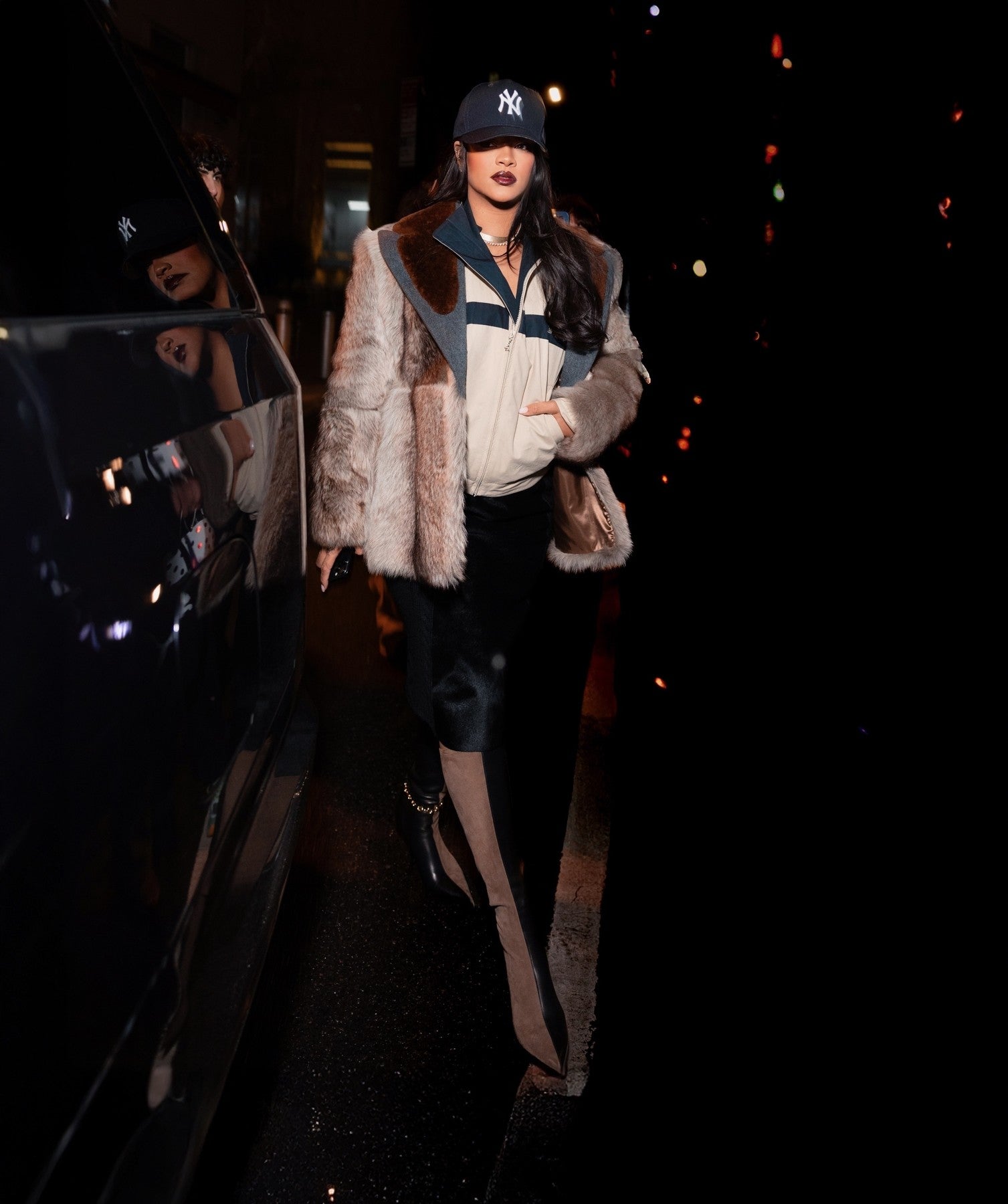 Rihanna si vyšla ve dvoubarevných kozačkách, které se stanou univerzálními botami roku 2026
