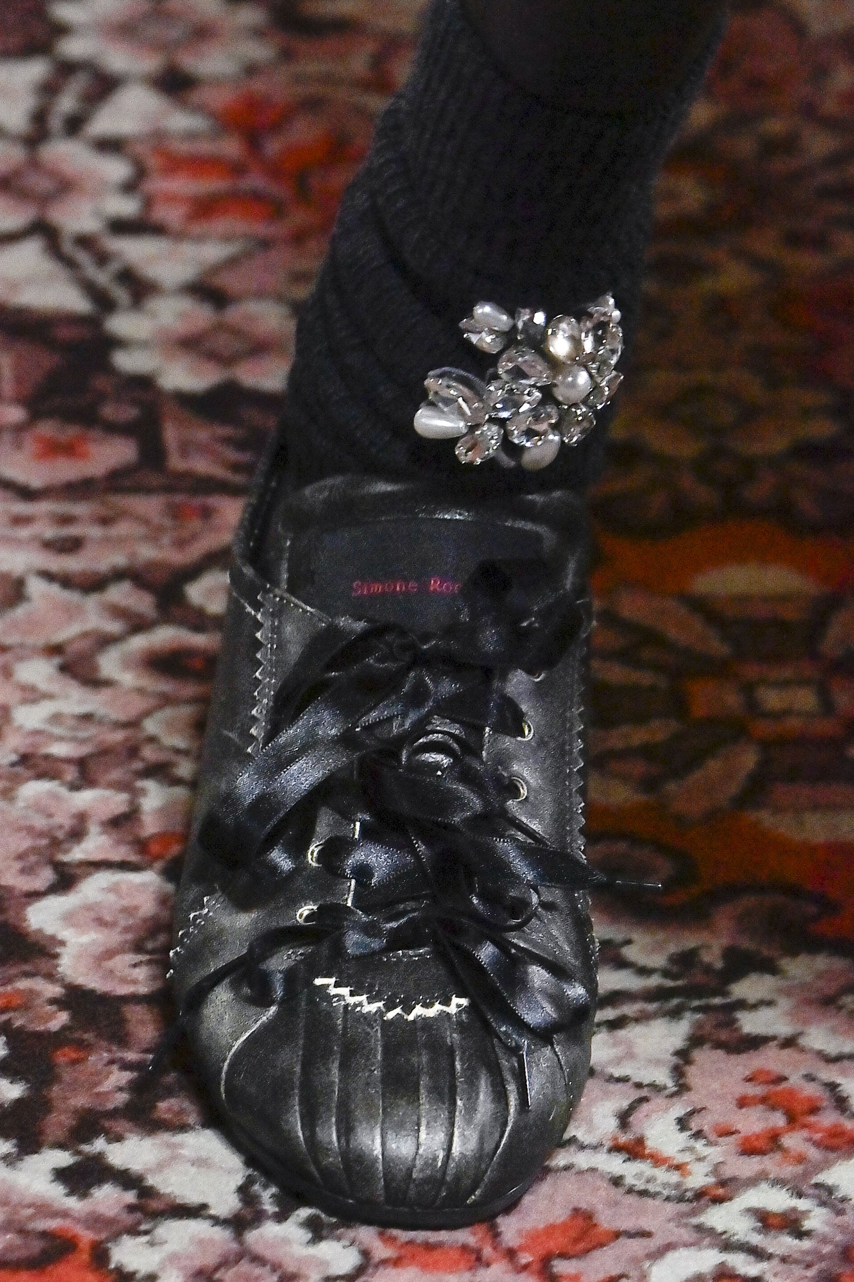 Troufnete si na „sneakeríny“? Frankenshoe trend přepisuje módní pravidla