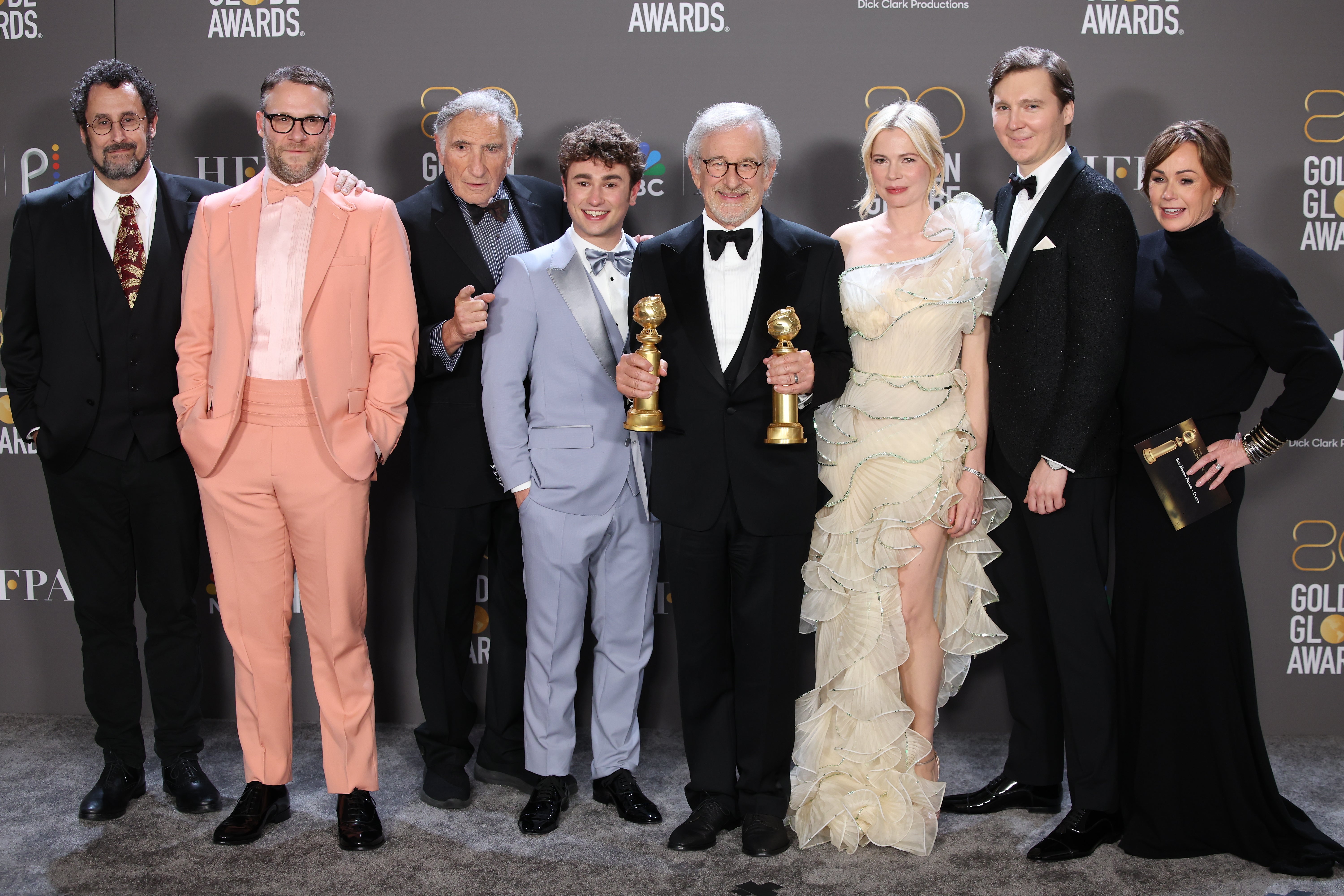 Tony Kushner, Seth Rogen, Judd Hirsch, Gabriel LaBelle, Steven Spielberg, Michelle Williams, Paul Dano a Kristie Macosko Krieger se Zlatými glóby za snímek Fabelmanovi Tony Kushner, Seth Rogen, Judd Hirsch, Gabriel LaBelle, Steven Spielberg, Michelle Williams, Paul Dano a Kristie Macosko Krieger se Zlatými glóby za snímek Fabelmanovi