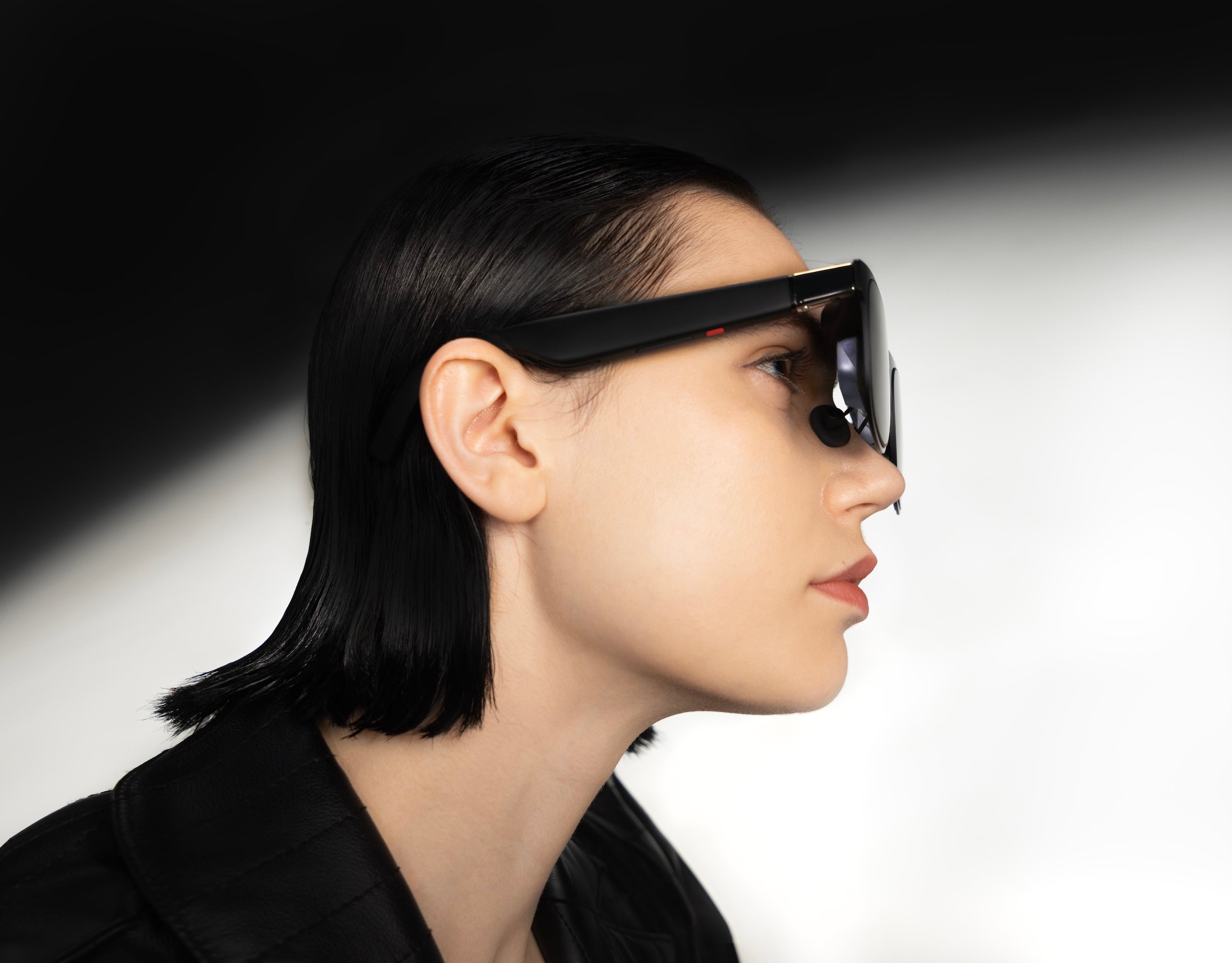 Zahoďte monitory. Xreal One Pro přináší soukromé kino i virtuální office v podobě hi-tech brýlí