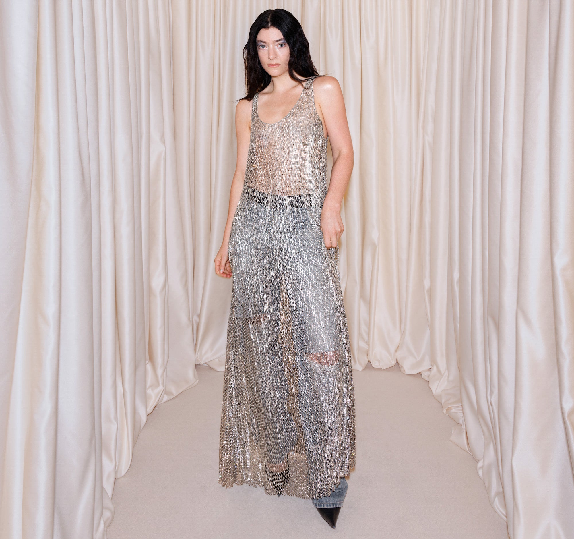 Léto 2025 patří této nečekané dvojici. Dlouhé halenky z přelomu milénia se vracejí se skinny jeans