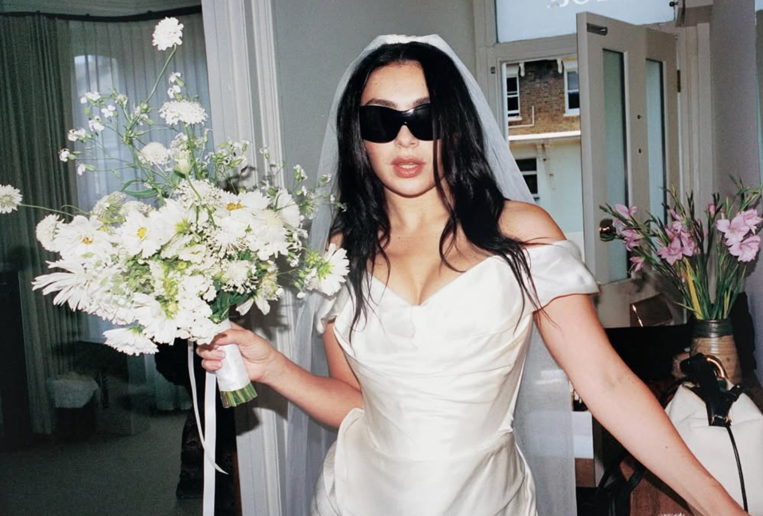 Proč jsou svatební šaty od Vivienne Westwood tak populární, že je vynesla i Charli XCX