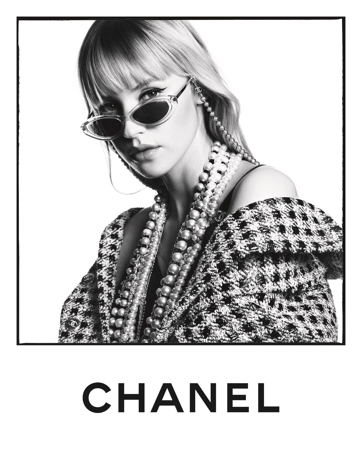 Angèle jako tvář kampaně Chanel Eyewear jaro–léto 2020        Autor: Karim Sadli