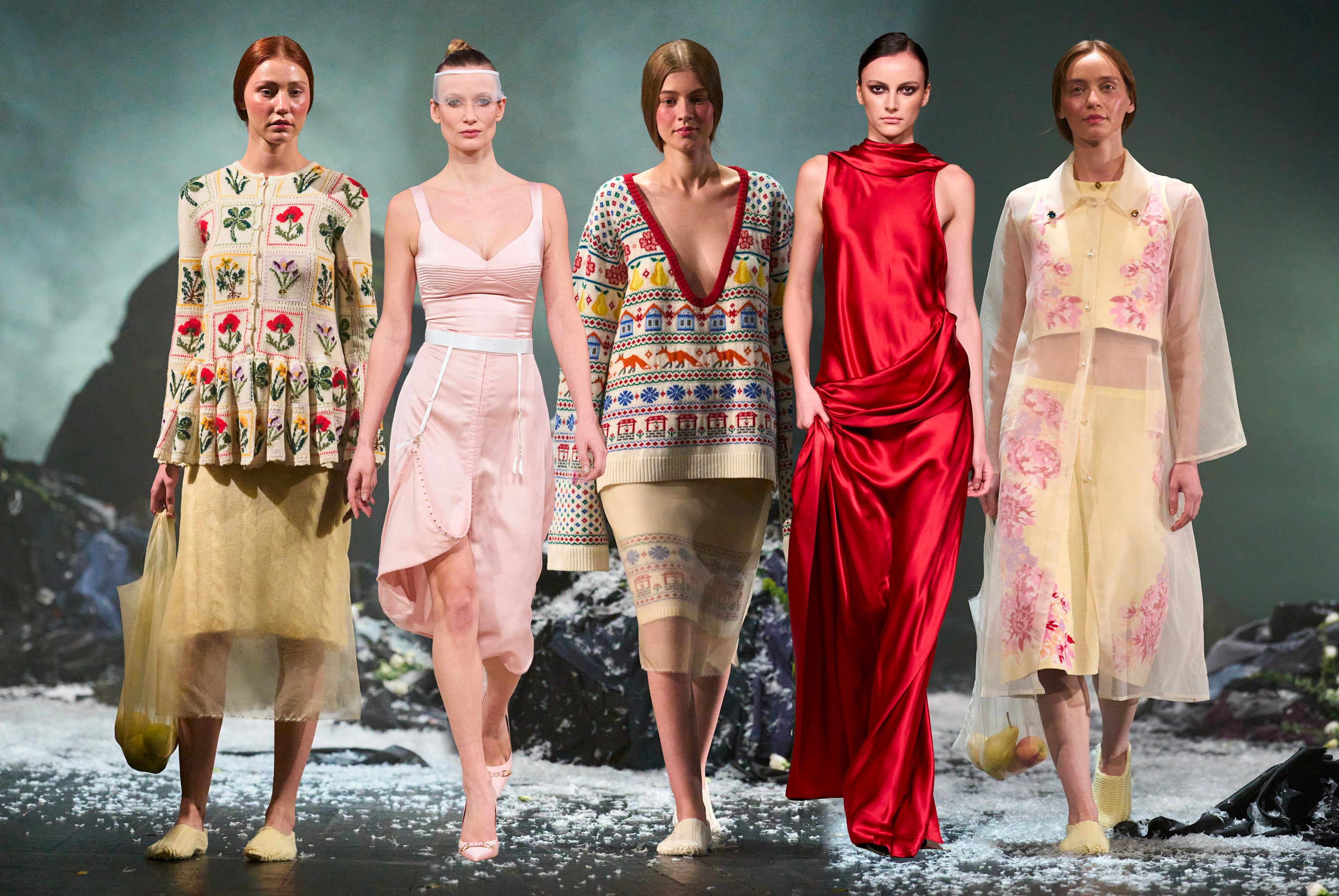 Moderní folklor a hodně ženskosti. Co mě nejvíc bavilo na podzimní edici Mercedes-Benz Bucharest Fashion Weeku