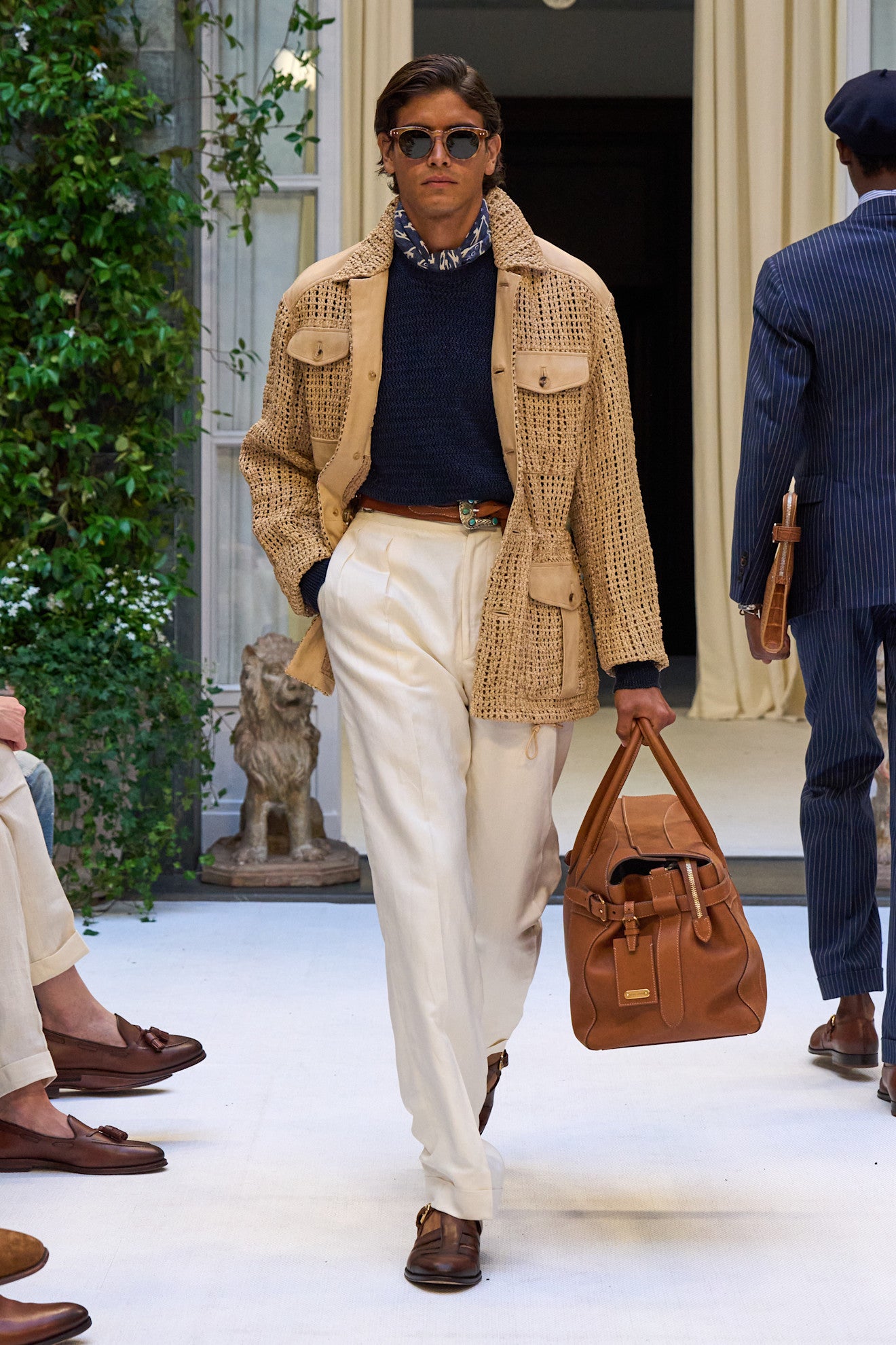 Menswear jaro–léto 2027. Květinové brože i debut Simone Rocha