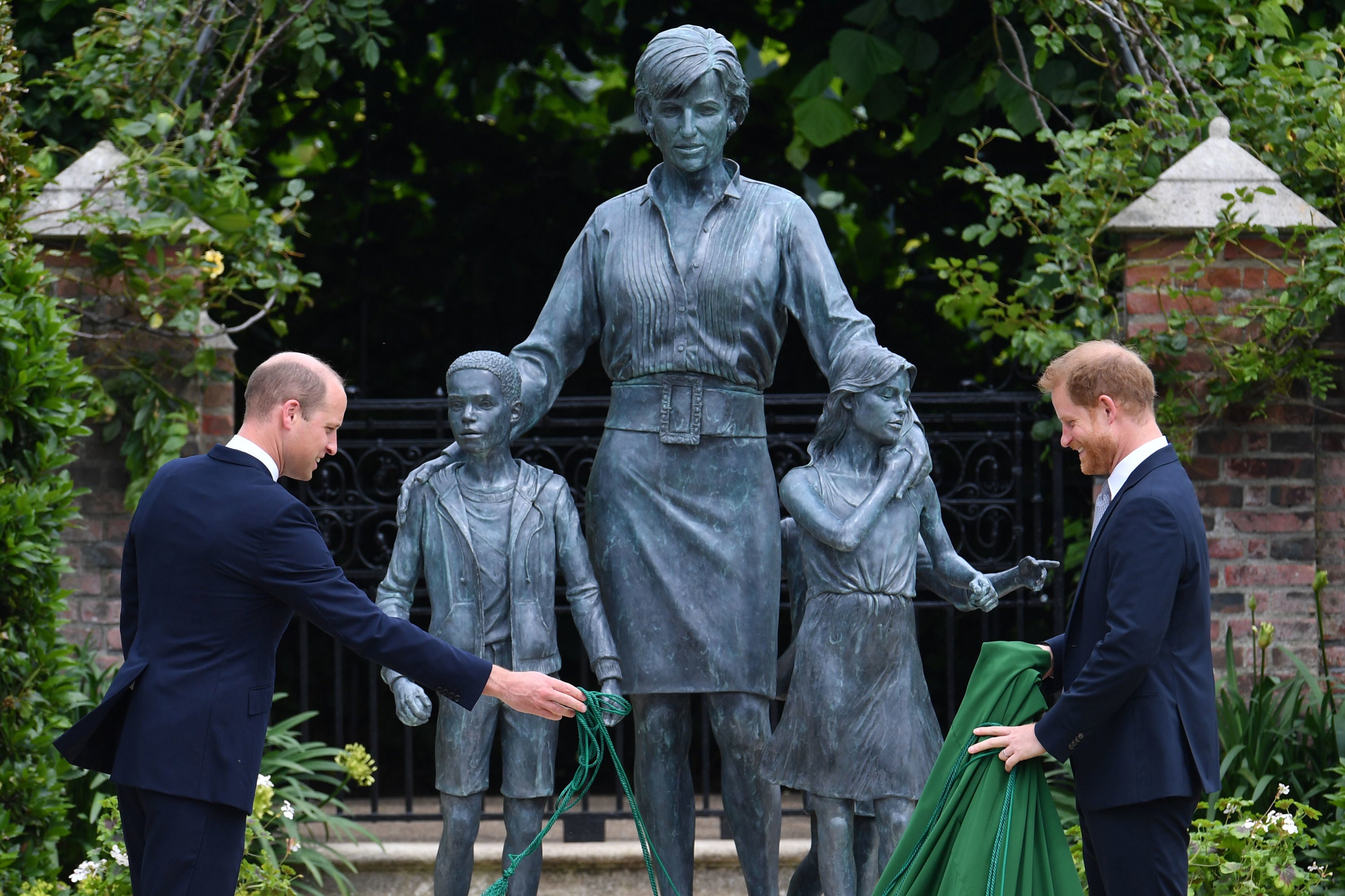 William a Harry odhalili sochu princezny Diany