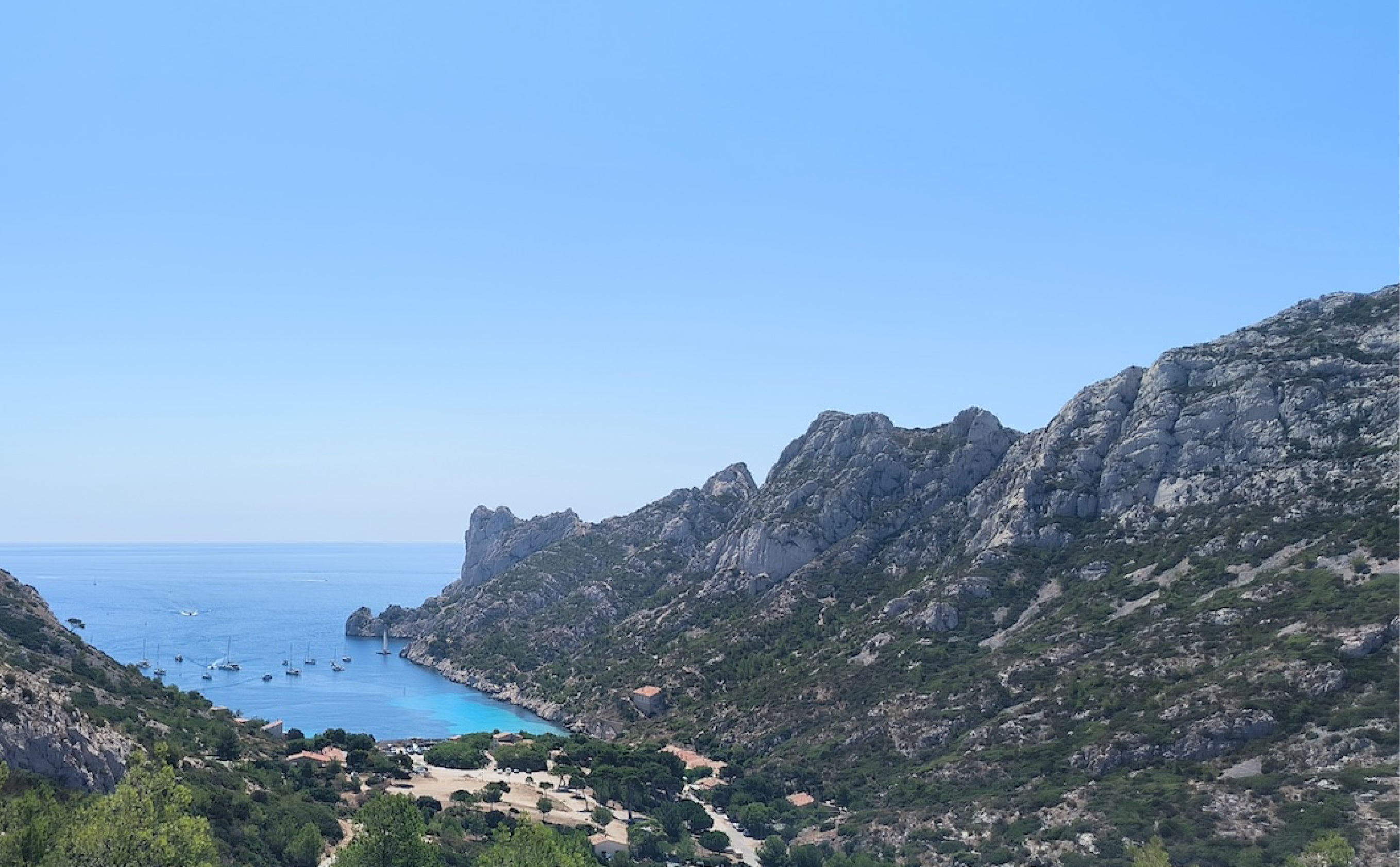 Odjela jsem z Marseille příměstským busem do parku Calanques, tyrkysového klenotu Provence