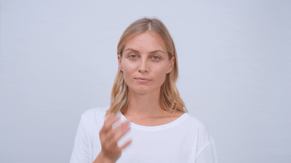 Lehkým vklepáváním prsty TimeWise® Age Minimize 3D™ Oční krém.