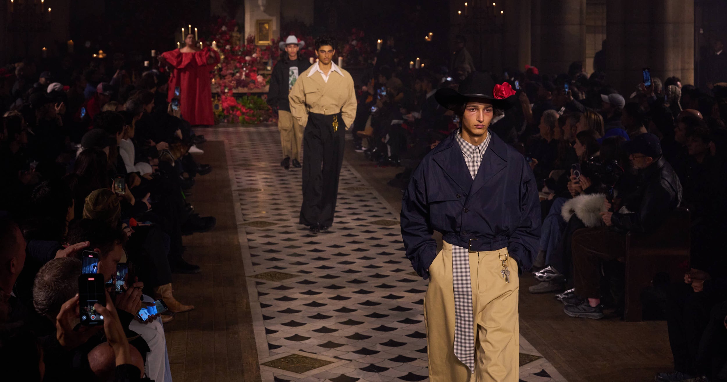 6 momentů z pánských přehlídek na podzim – zimu 2025, které by vám neměly ujít 