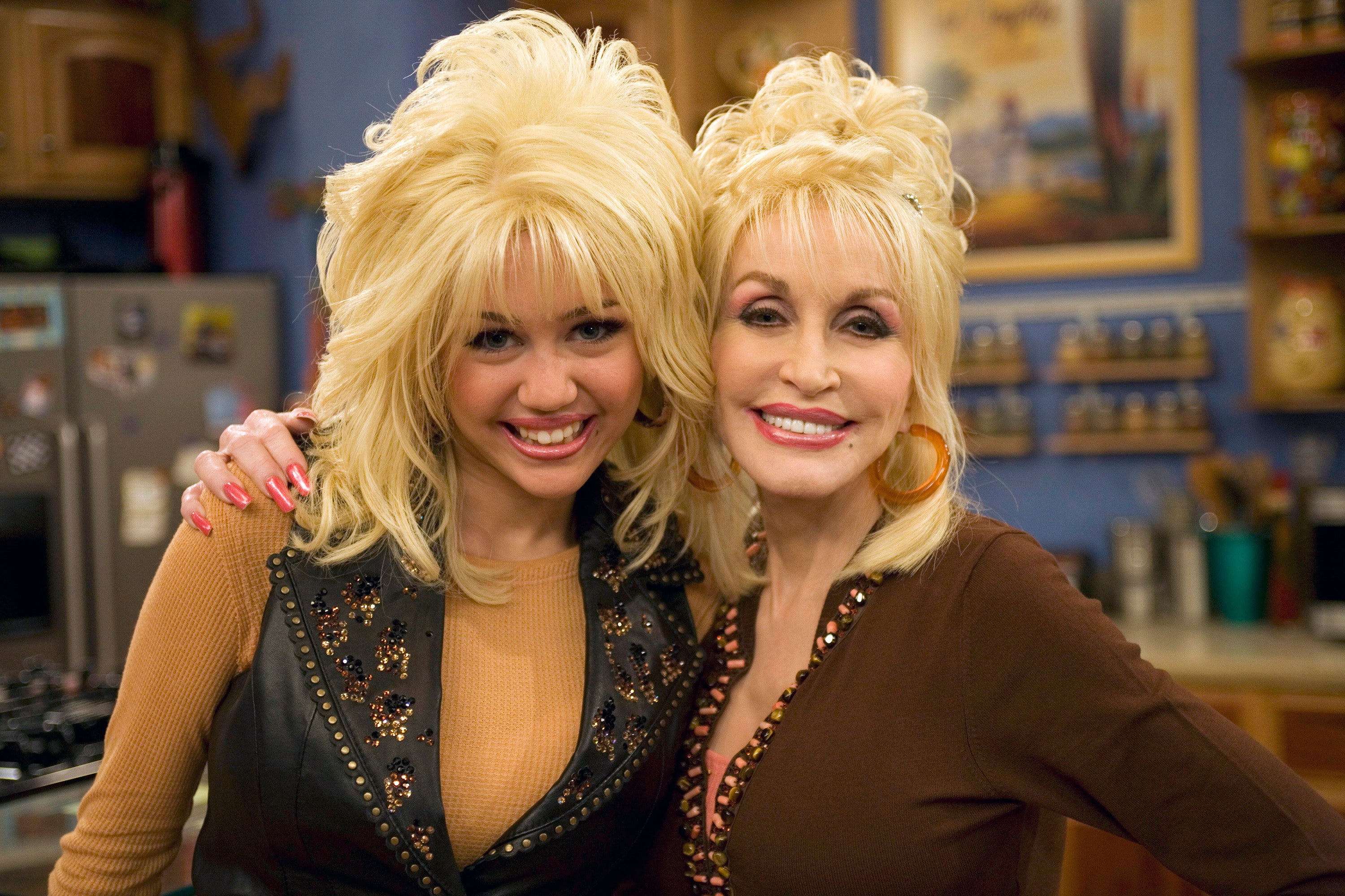 Dolly Parton v roli tety Dolly s Miley Cyrus v seriálu Hannah Montana
