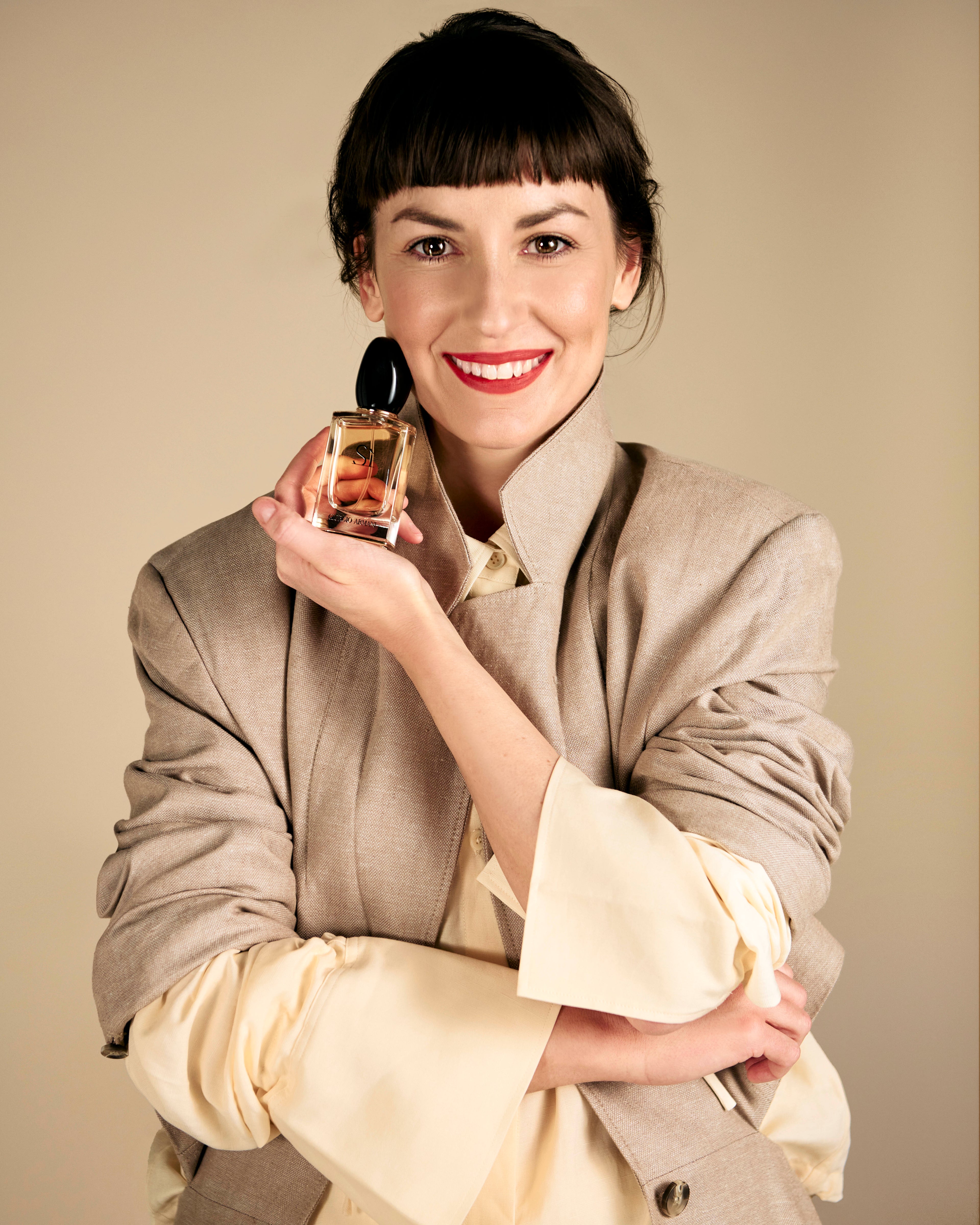 Tamara Šimončíková Heribanová a Sì Eau de Parfum: Ikonická vůně ženskosti a odvahy. Při prvním přivonění si vás kolem prstu omotají nóty černého rybízu. Jejich intenzitu vzápětí doplní frézie a růže. Zážitek pro všechny smysly doplňuje ještě vanilka, ambra a pačuli.