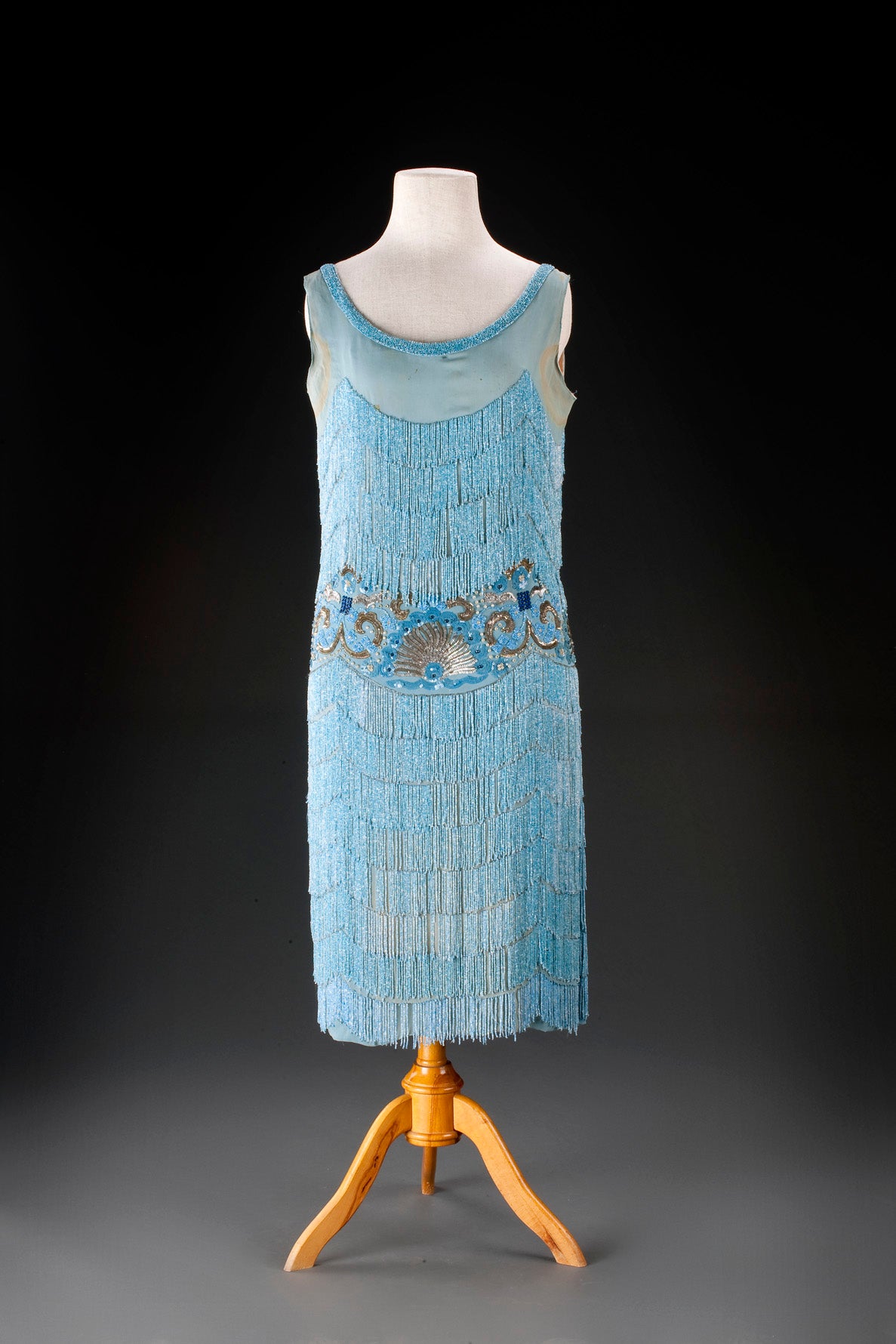 Večerní šaty, cca 1927, hedvábný žoržet, výšivka korálky a flitry