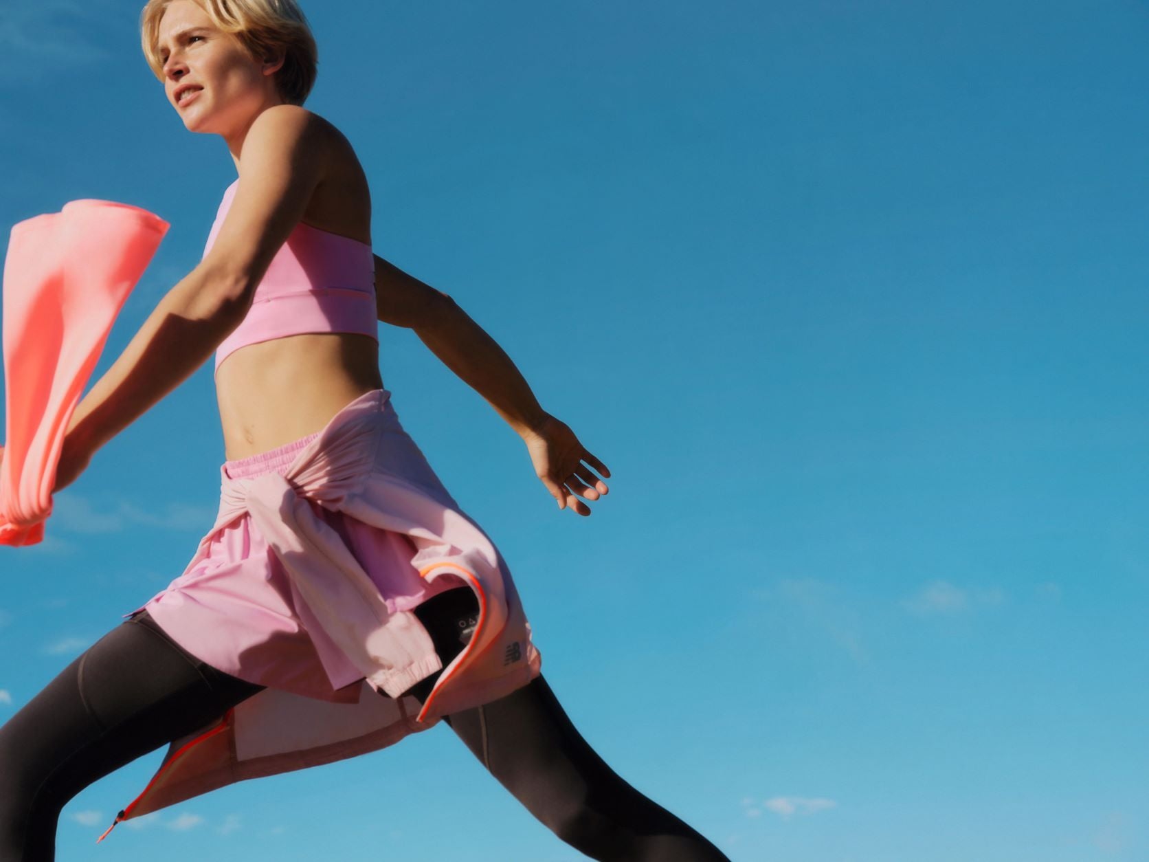 _Podprsenka_, **New Balance**, 820 Kč, prodává [Zalando.cz](https://www.zalando.cz/new-balance-fuel-bra-sportovni-podprsenky-se-silnou-oporou-pink-ne241i00t-j12.html); _bunda_, **New Balance**, 2 350 Kč, prodává [Zalando.cz](https://www.zalando.cz/new-balance-impact-run-packable-jacket-bezecka-bunda-stone-pink-ne241f02k-j11.html); _boty_, **New Balance**, 59,95 €, prodává [Zalando.cz](https://en.zalando.de/new-balance-411v3-neutral-running-shoes-grapefruit-ne241a0e0-g11.html).