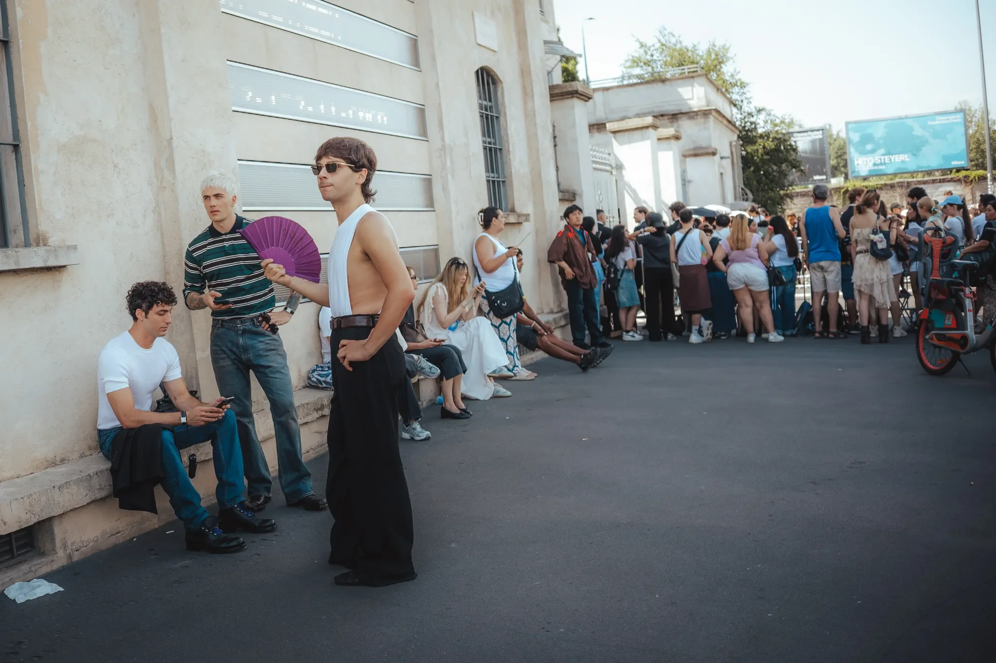 Milánský fashion week nám dal lekci, že tropické vedro a styl mohou být BFF
