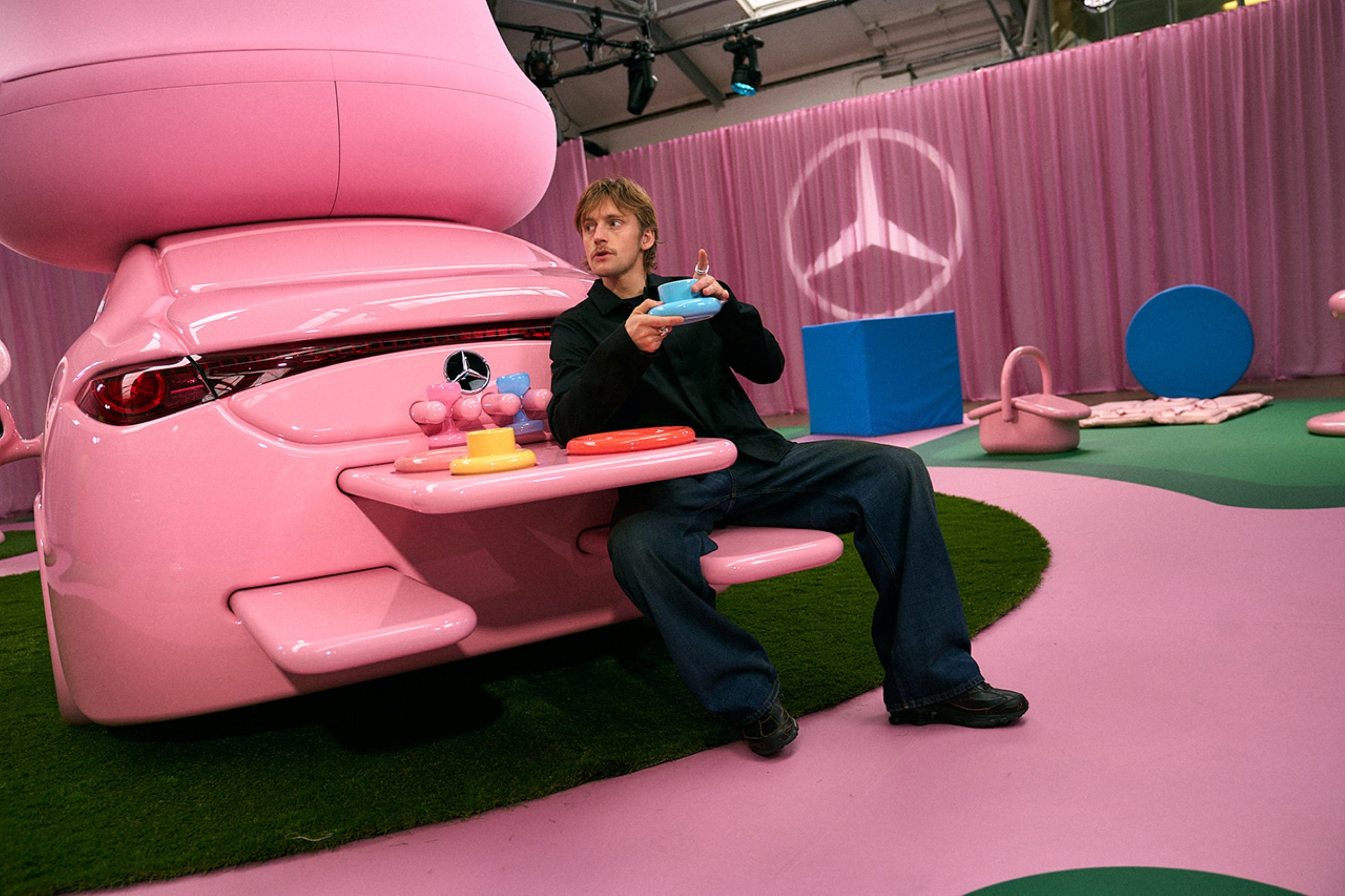 Mercedes-Benz Studio: V Mánesu ožívá design, výkon i příběhy, které změnily svět