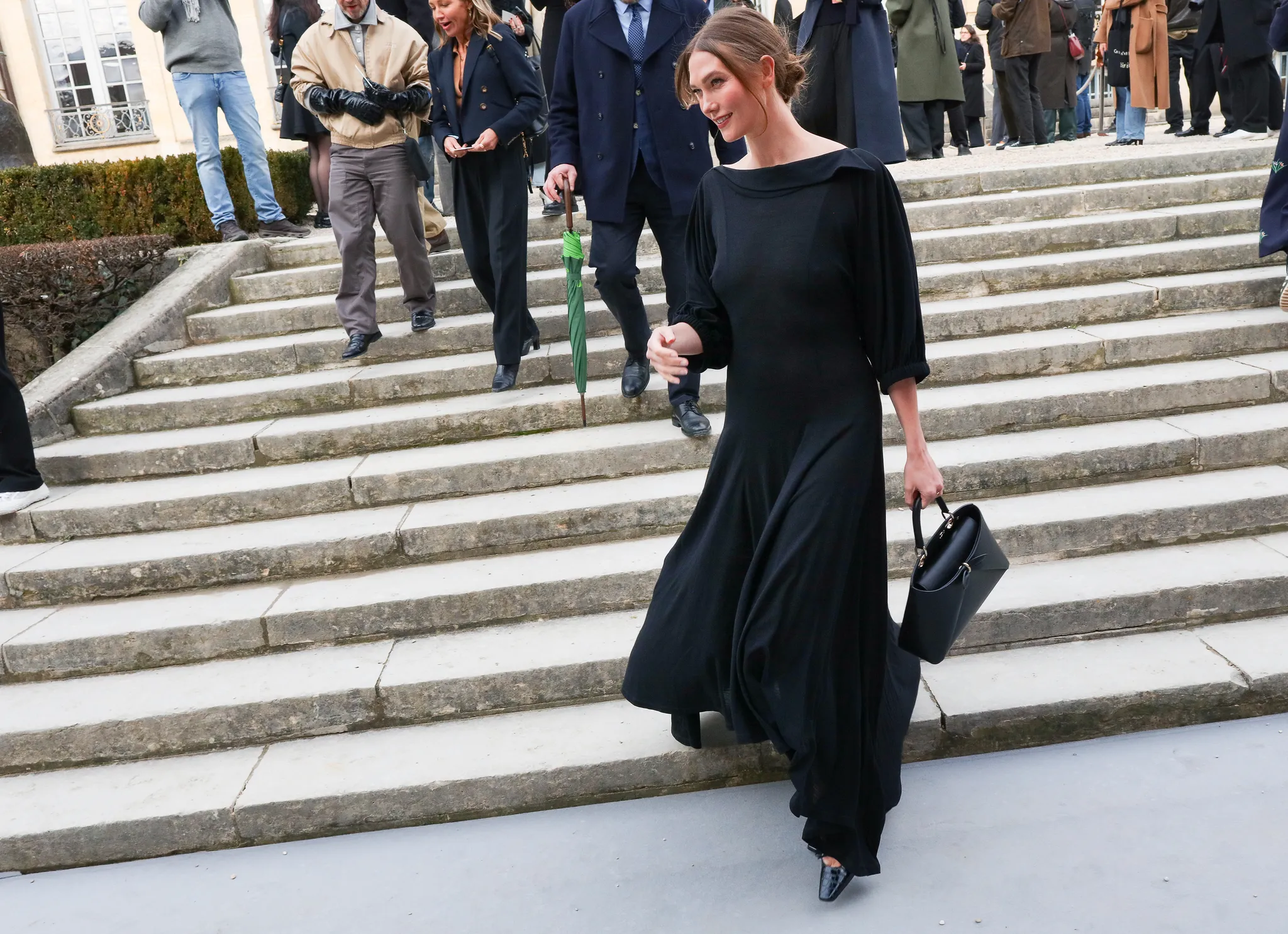 Bonjour, Paris! Okázalé kabáty, XXL šperky, kožešiny a modré džíny zaplavily ulice během pařížského týdne vysoké módy