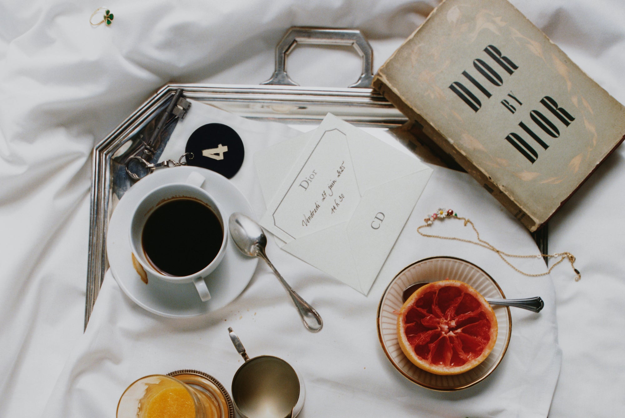 Živě z Paříže: Jonathan Anderson představuje svou první kolekci pro Dior