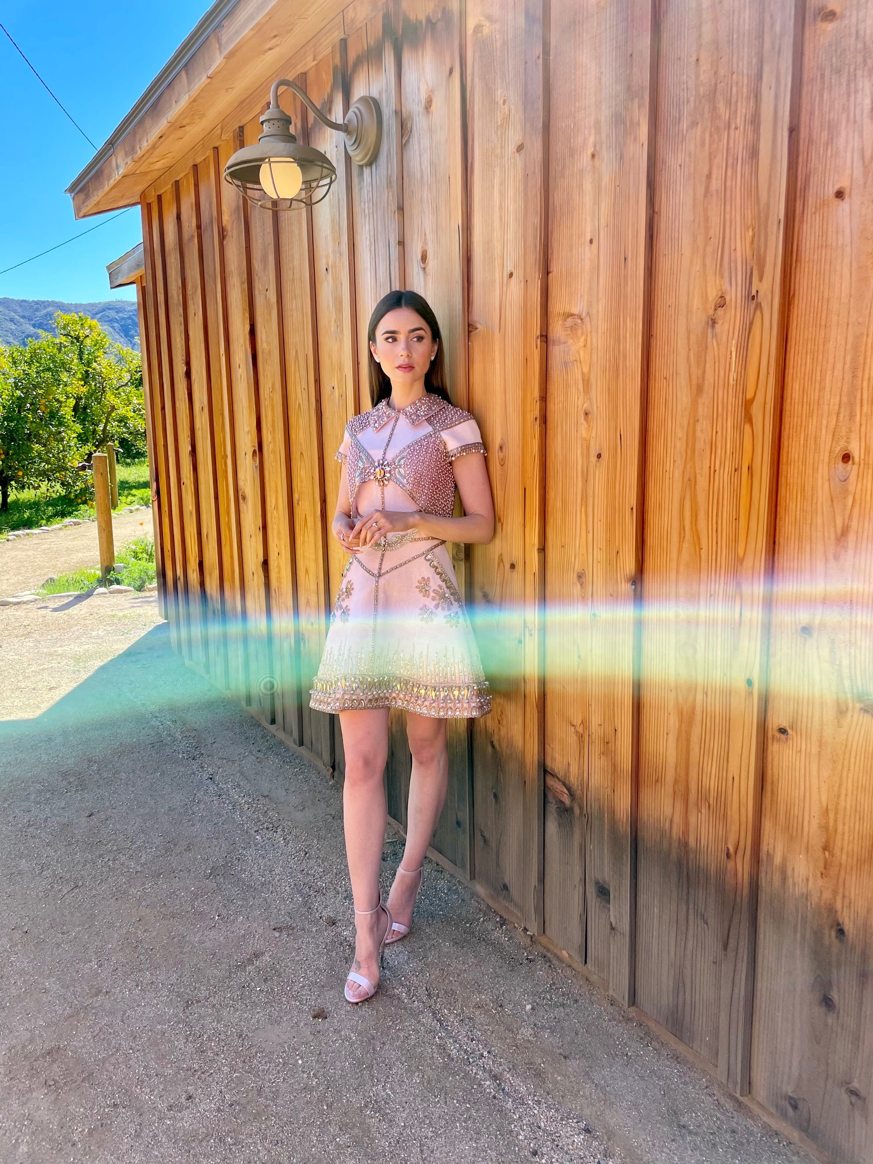  Lily Collins v šatech Georges Hobeika