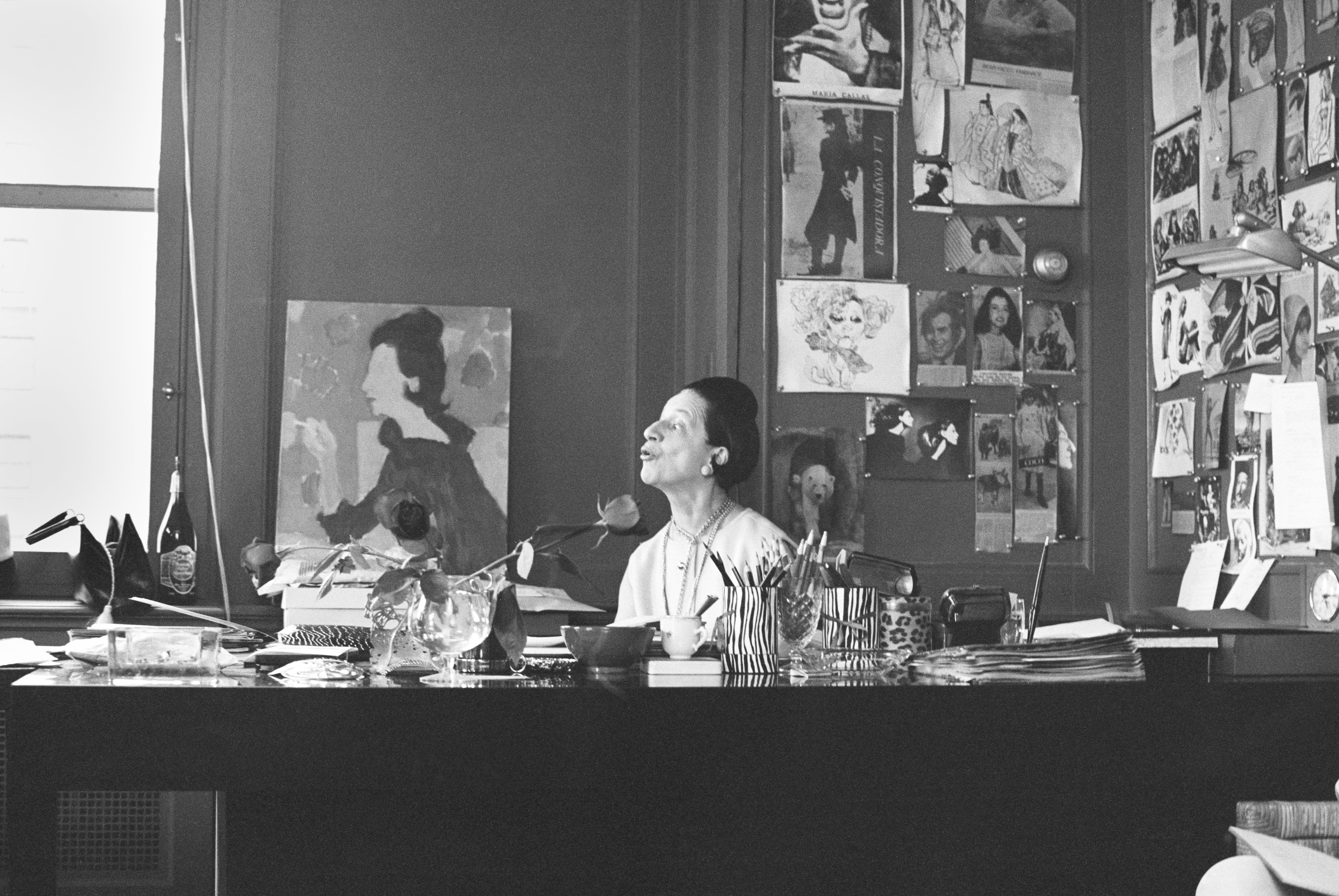 Diana Vreeland za svým stolem v kancelářích americké Vogue Diana Vreeland za svým stolem v kancelářích americké Vogue