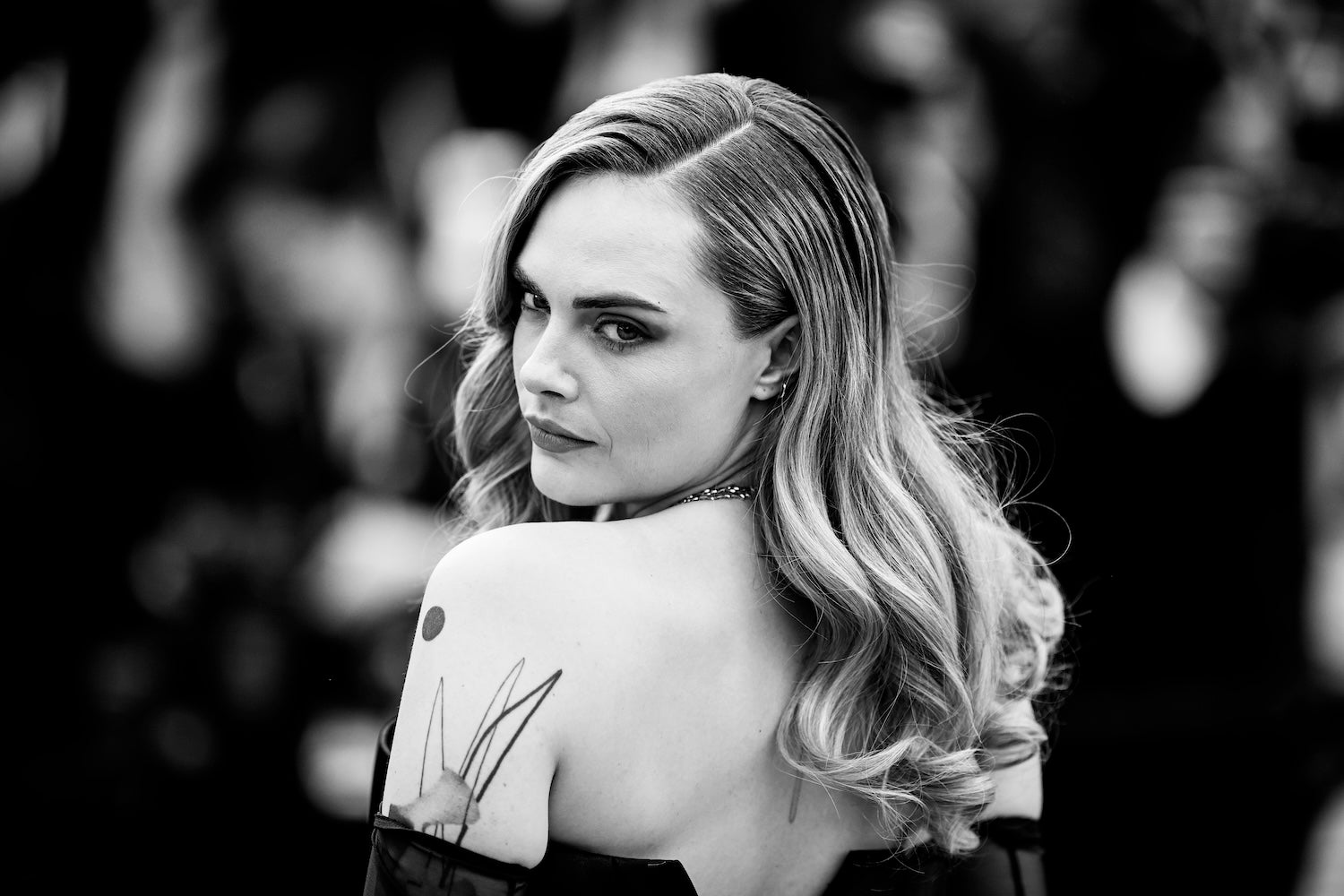 Cara Delevingne: Rebelka estetiky – od androgynních siluet po couture