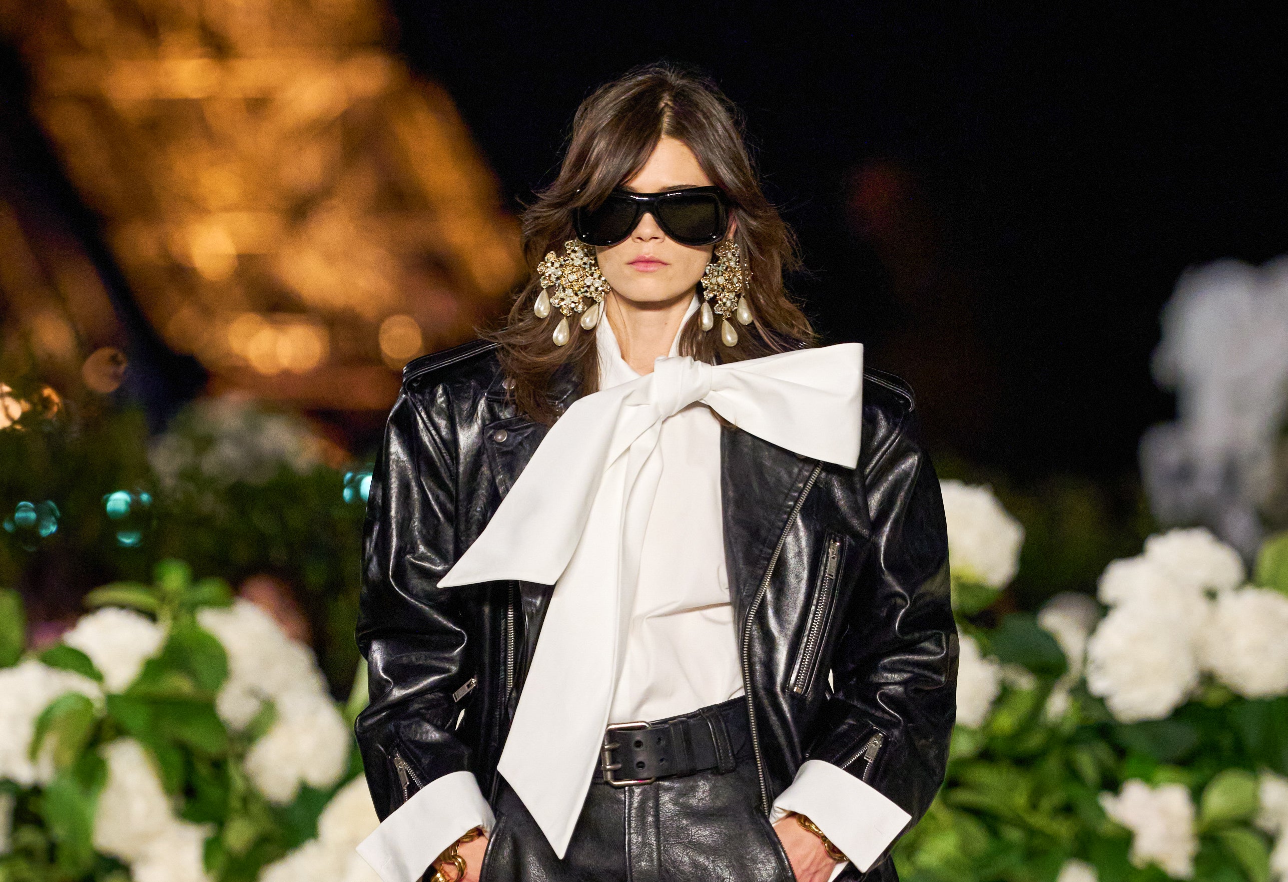 Elegantnější než košile, svůdnější než tričko. To je trendy halenka, kterou milovala princezna Diana i Saint Laurent