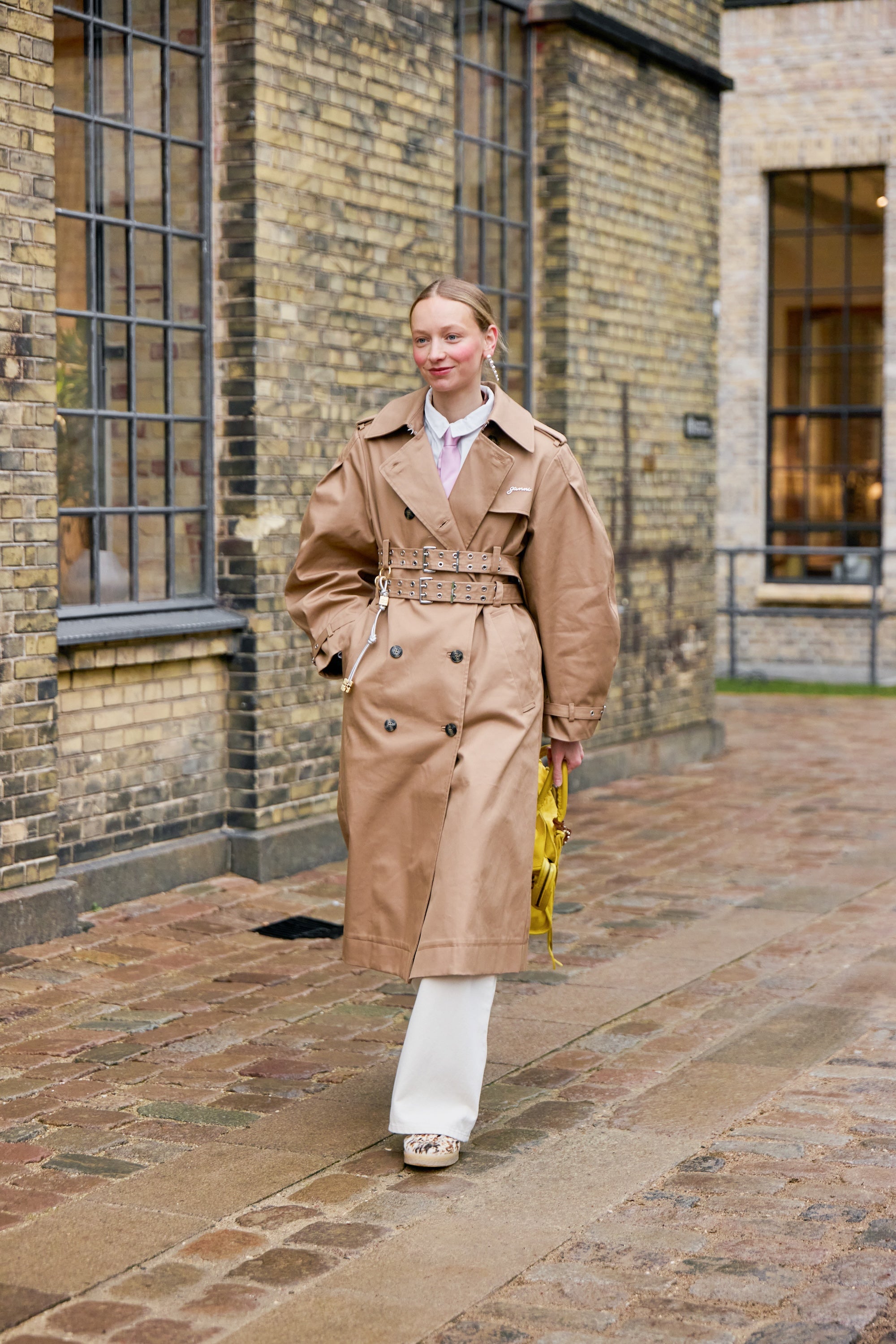 Trenčkot je zpět. Tyto střihy, délky a barvy se prosadí letos na jaře 
