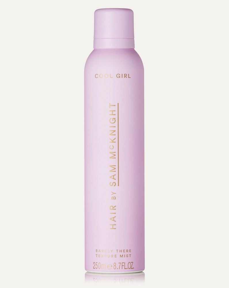 Texturizační suchý sprej Cool Girl Barely There Texture Mist, HAIR BY SAM MCKNIGHT, prodává Net-a-porter, 29 €