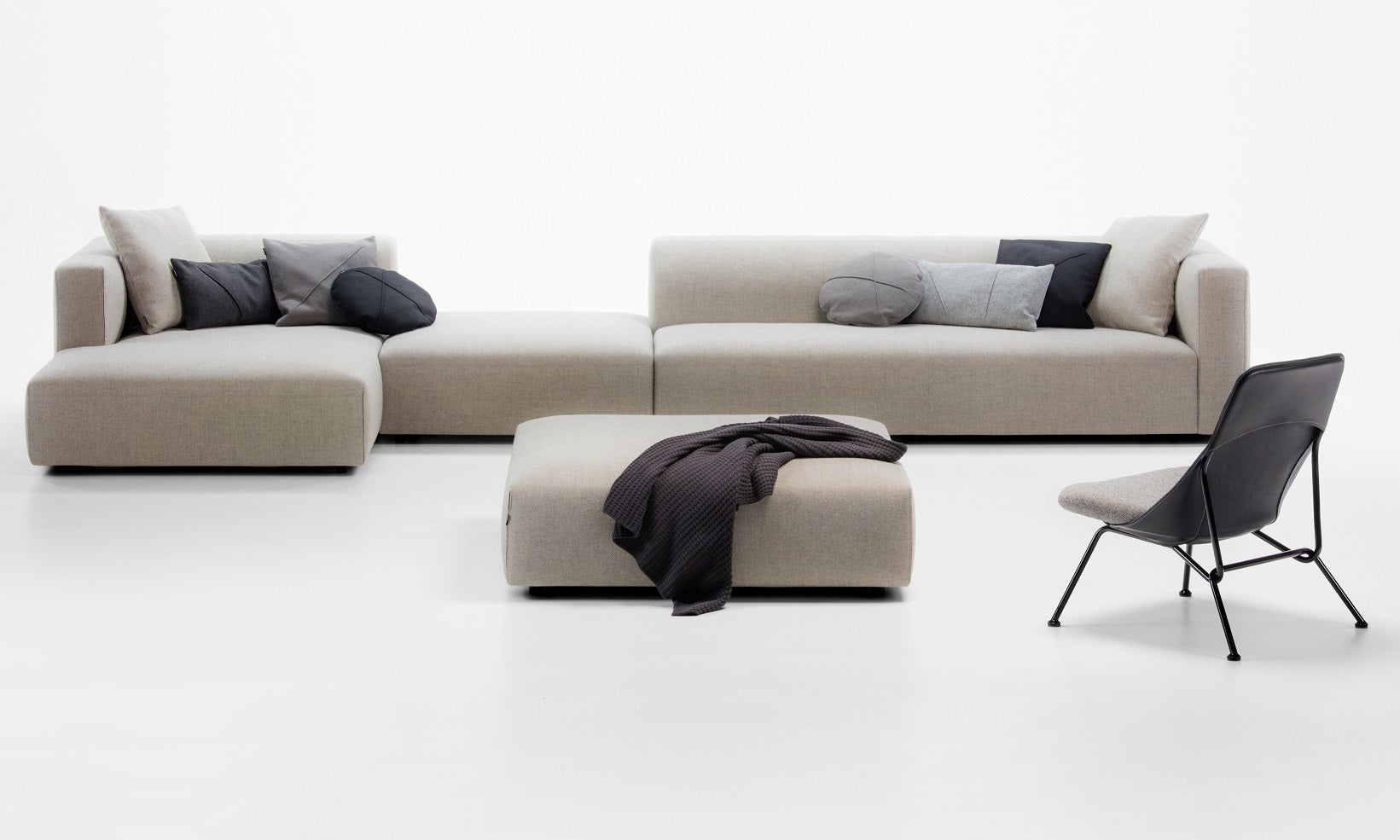 Match je modulární pohovka značky Prostoria a nabízí celou škálu možných skladeb, díky níž ji umístíte téměř kamkoliv. Sedací i opěrné polštáře jsou plněny studenou pěnou, která se vyznačuje svou vysokou pružností. Materiál disponuje dobrou elasticitou i při vyšší objemové hustotě. Prostoria, prodává Lino.cz, 147 983 Kč #voguepromotion