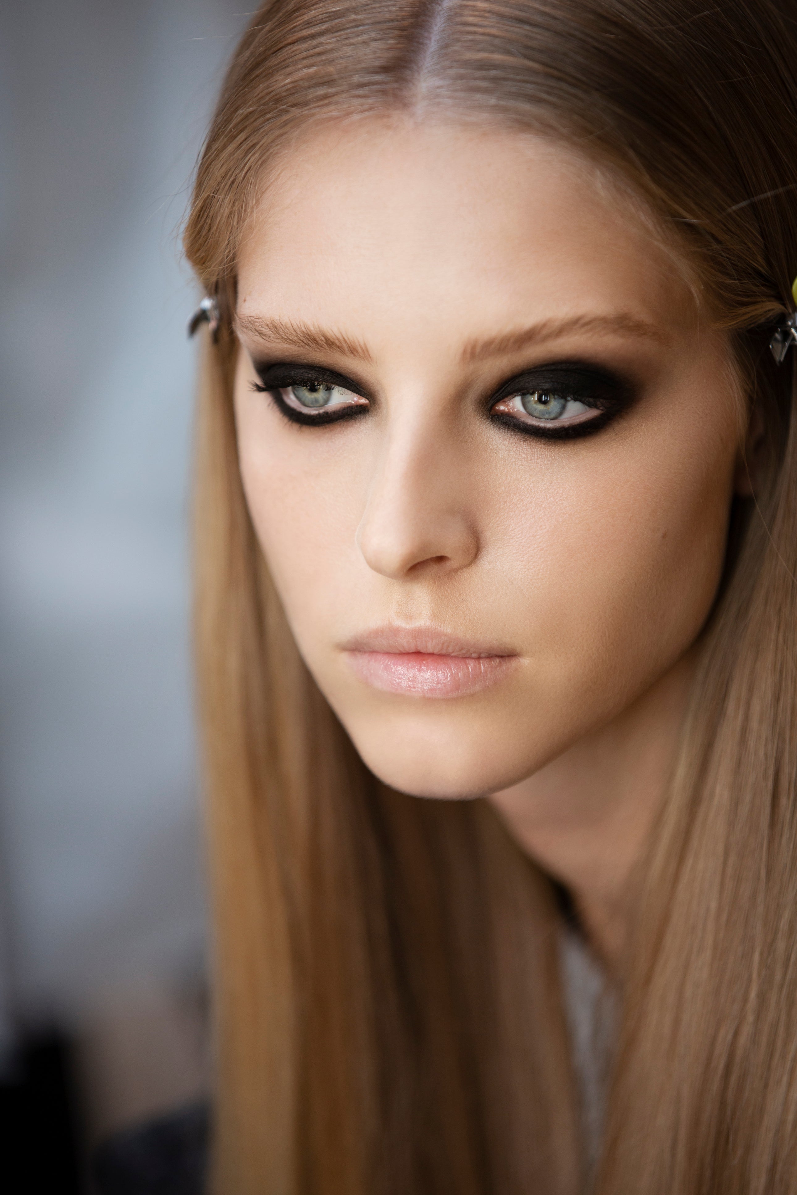 Méně a lépe. Výrazné líčení v minimalistickém stylu 