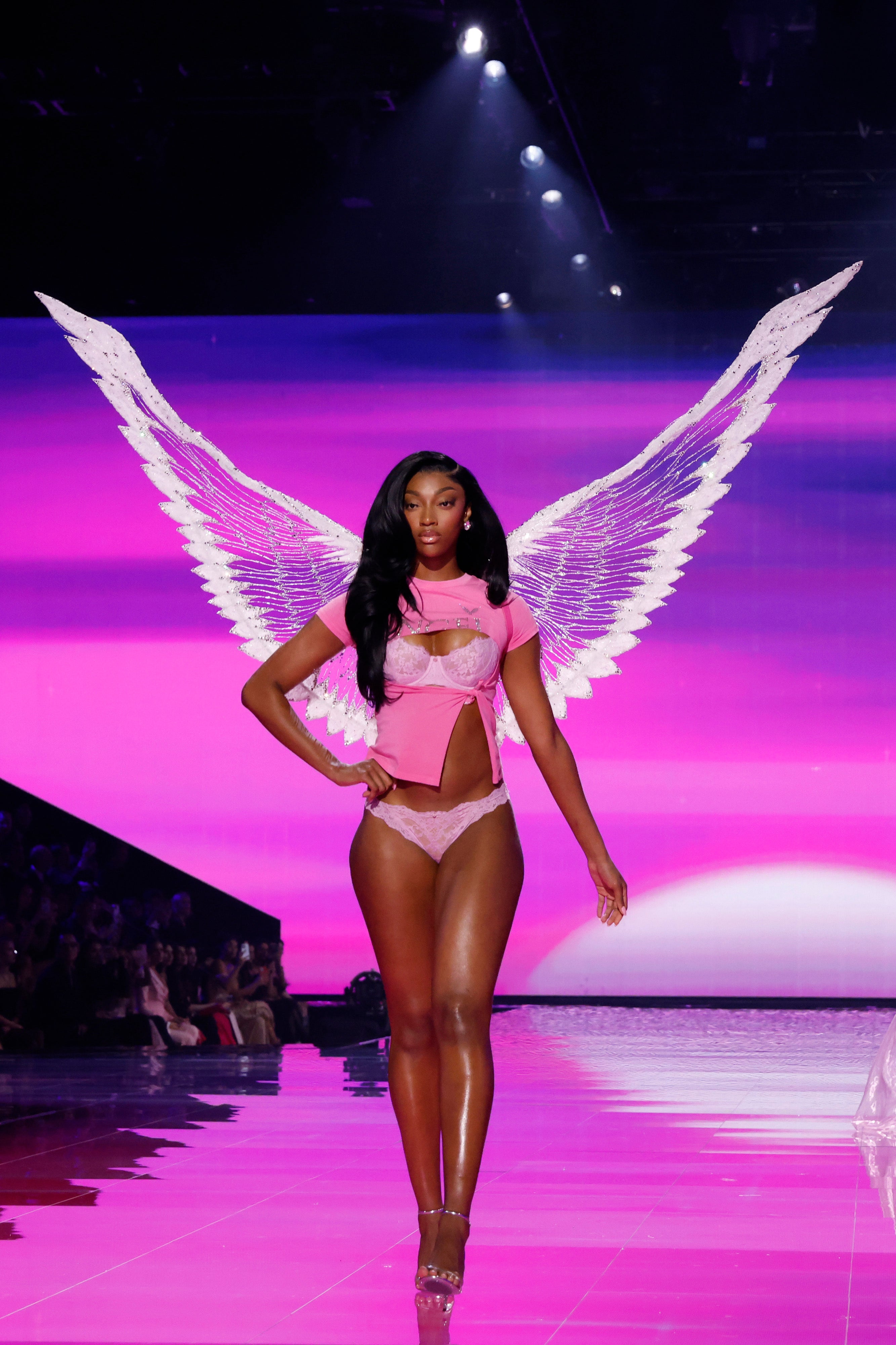 Z basketbalistky modelkou: Angel Reese získala svá křídla na přehlídce Victoria’s Secret 2025