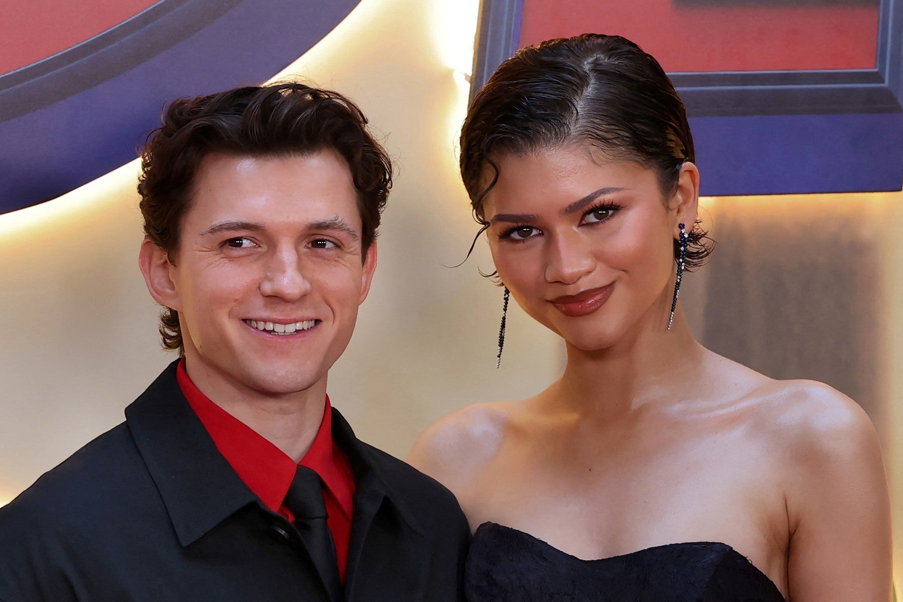 Zendaya a Tom Holland se na turné k filmu Spider-Man poprvé prezentují jako manželský pár
