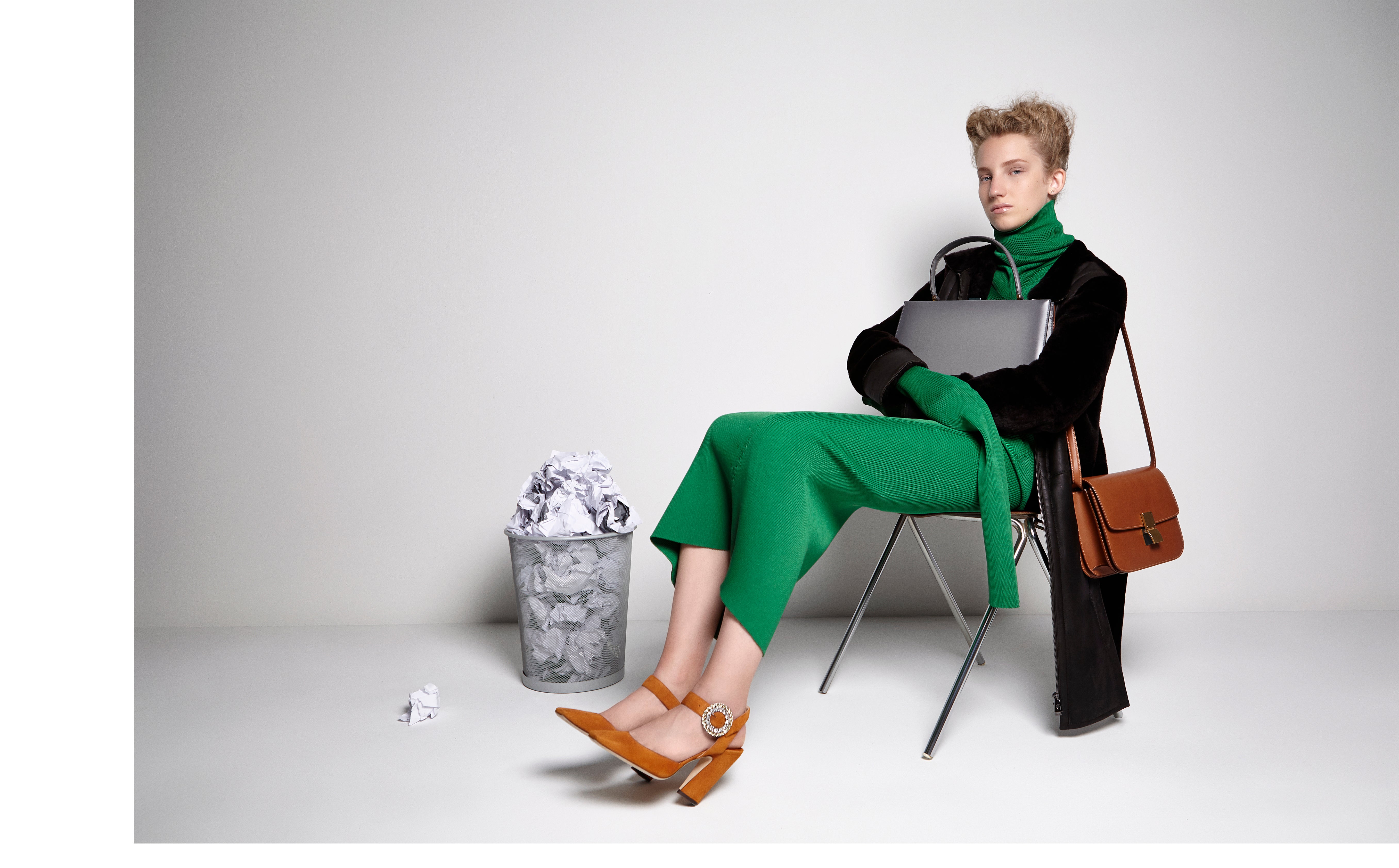 Kabát, DIEGO. M; rolák, sukně, obojí MARNI; taška, CELINE; boty, JIMMY CHOO. Kabát, DIEGO. M; rolák, sukně, obojí MARNI; taška, CELINE; boty, JIMMY CHOO.