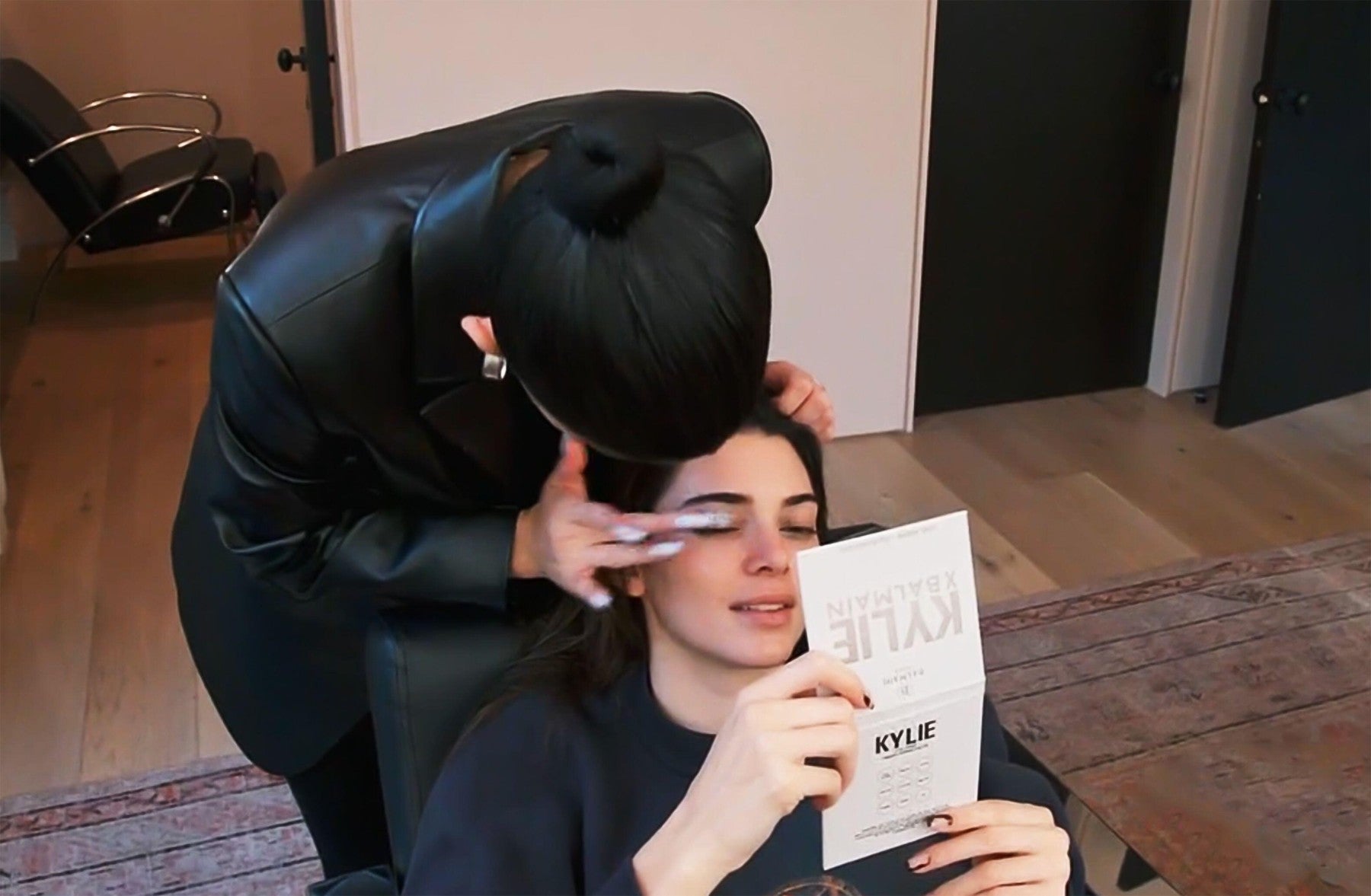 Kendall a Kylie Jenner při natáčení TV show: Keeping Up with the Kardashians              Autor: Profimedia.cz