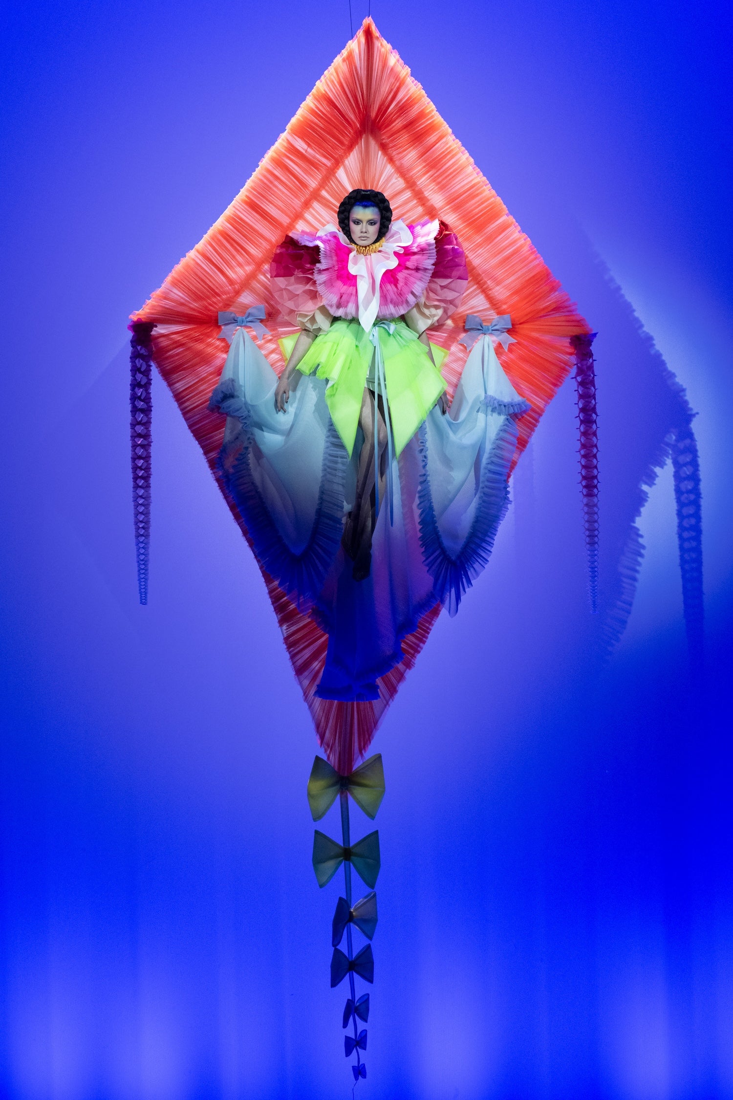 Viktor&Rolf SS26: haute couture mezi černou architekturou a barevnou lehkostí