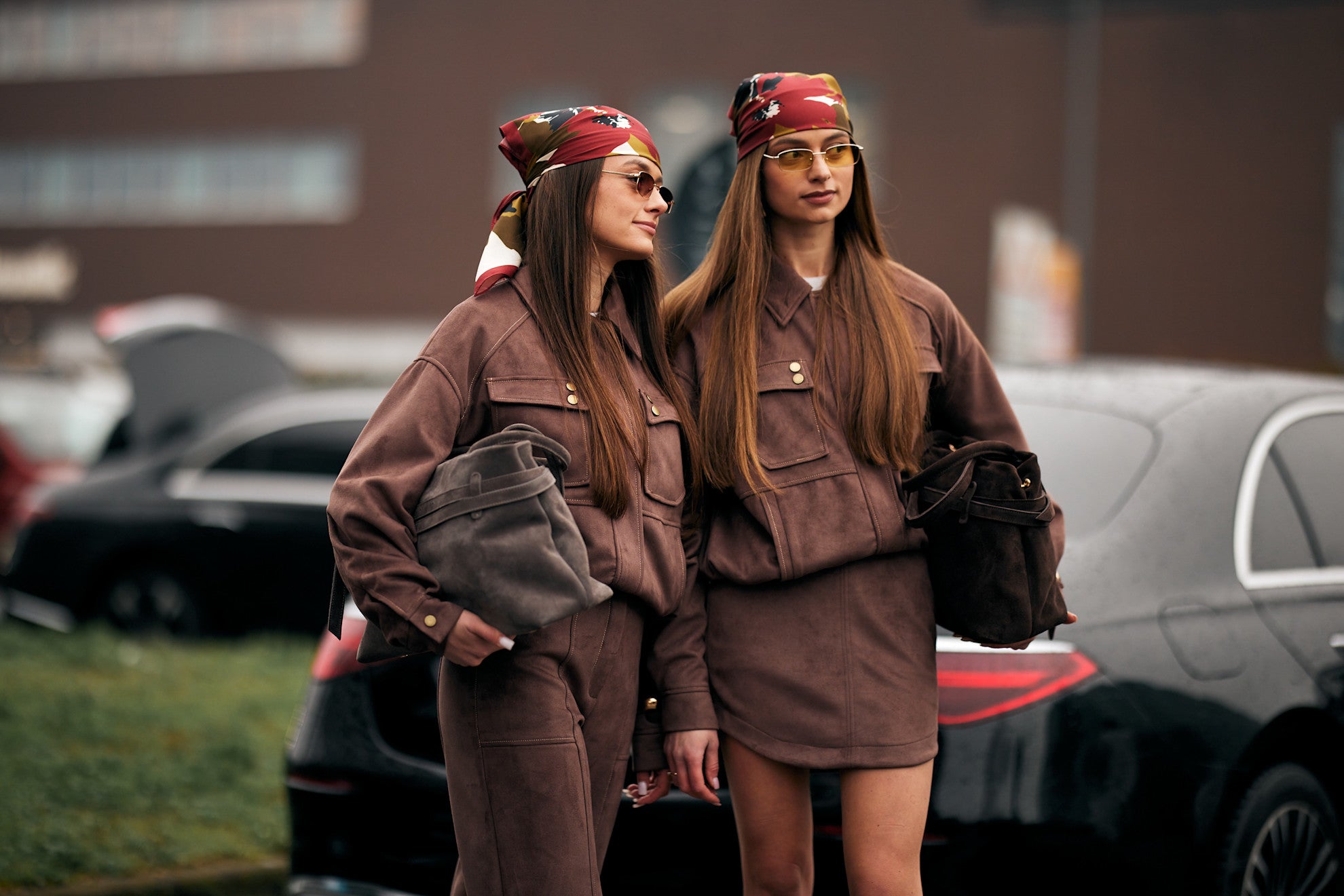 Zapomeňte na křivák. Hnědá krátká bunda je nejchytřejší investicí sezony