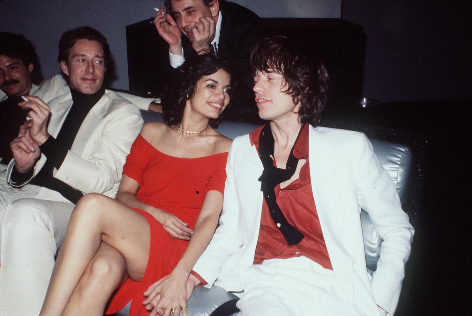 Bianca a Mick Jaggerovi a návrhář Halston ve Studiu 54, květen 1977