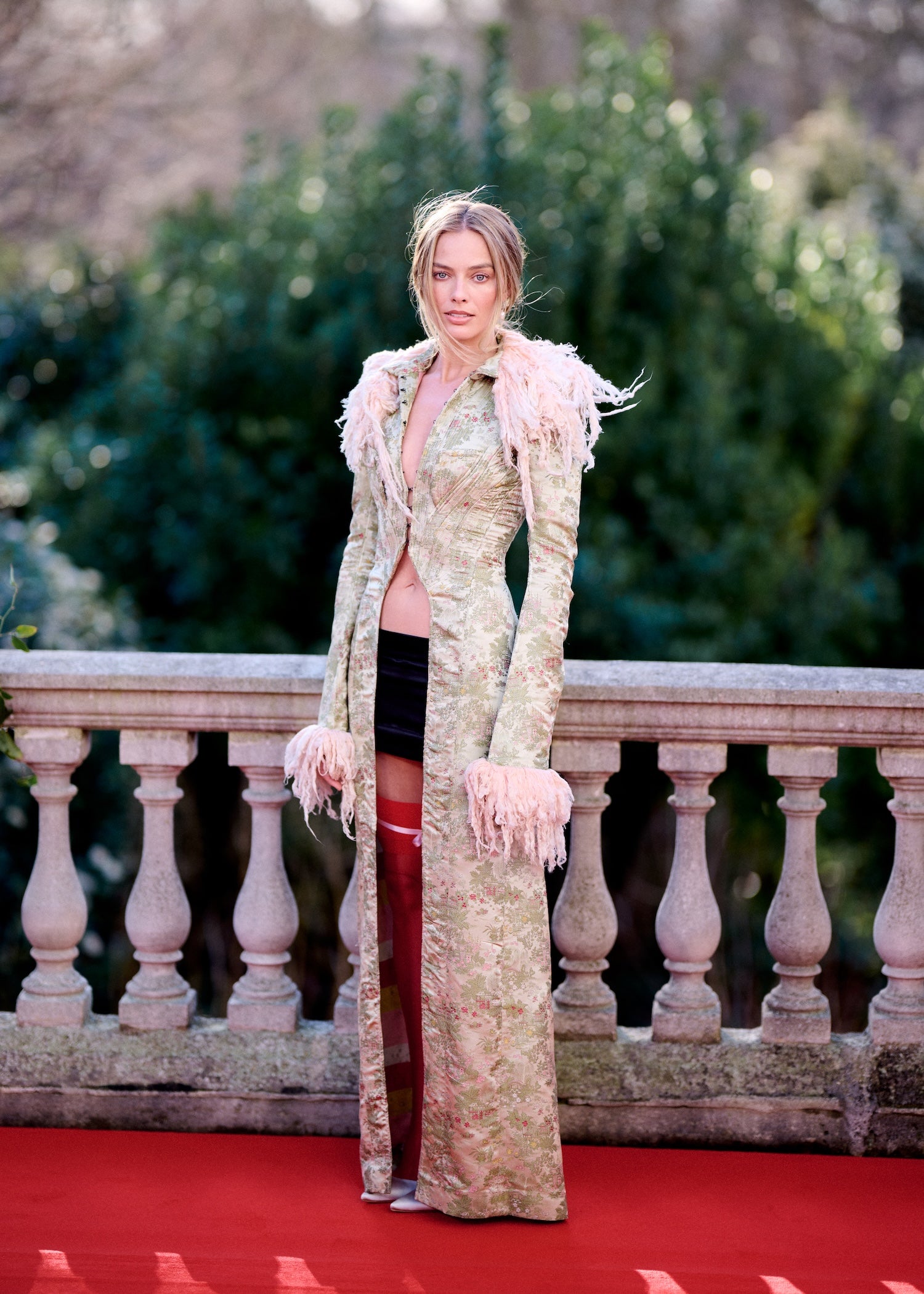 Vintage Galliano a další perly. Outfity Margot Robbie sklízejí zasloužené ovace