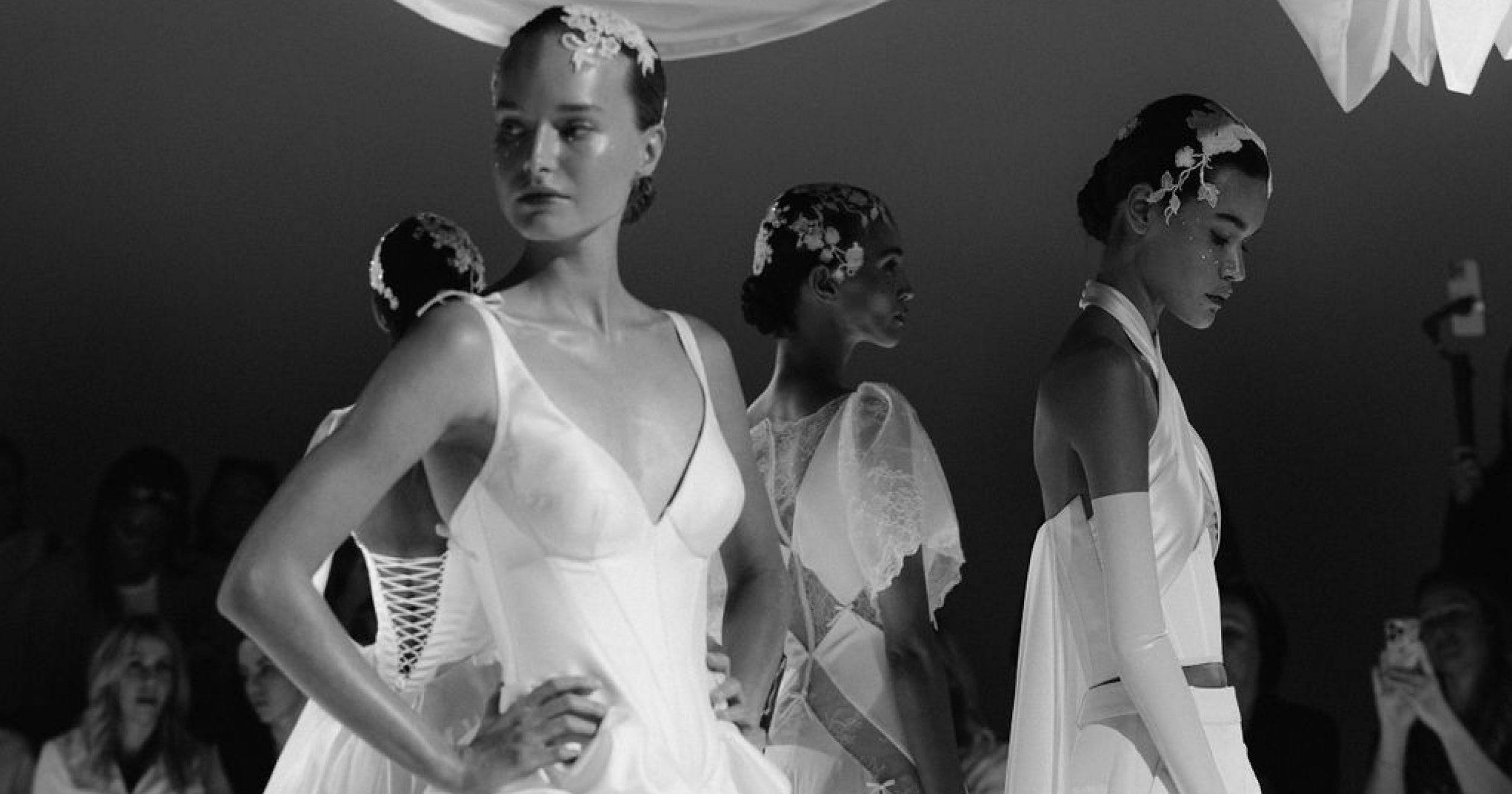 Budoucí nevěsty, pozor! Tady jsou největší trendy z newyorského týdne svatební módy 