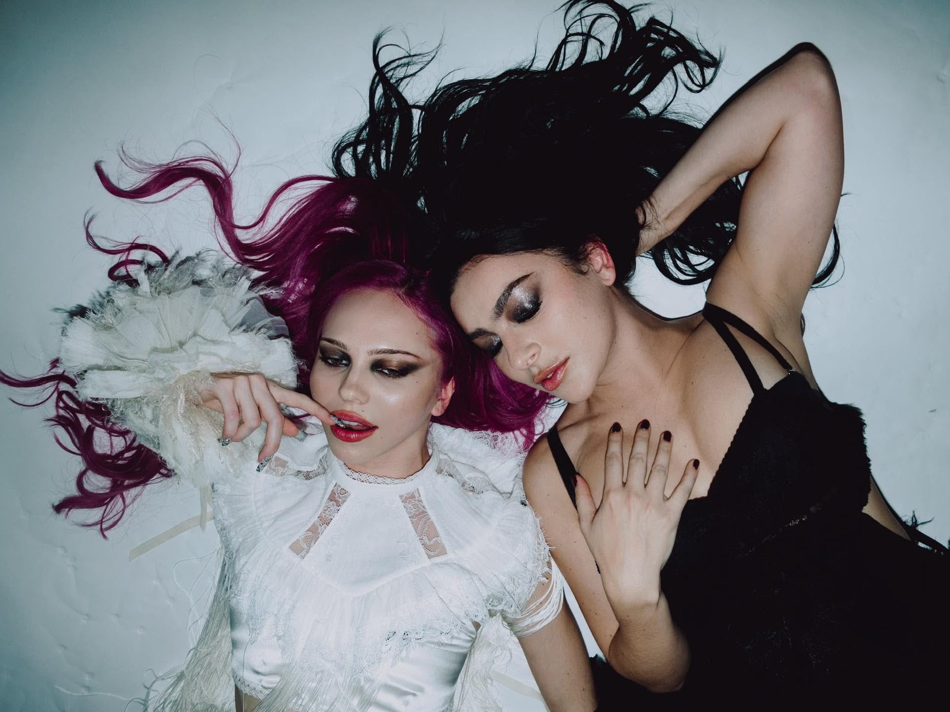 Adéla Jergová a Charli XCX oblékly Ann Demeulemeester, zpěvačku čeká i Jimmy Fallon